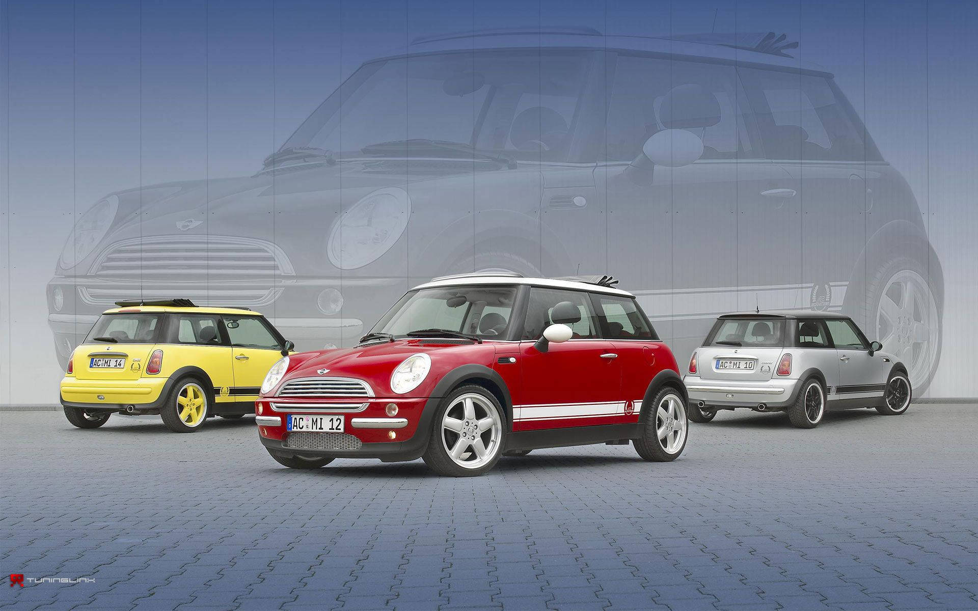 Mini Cooper 桌布 壁紙 — 三輛紅色、黃色和銀色的Mini Cooper汽車站在瓷磚地板上，背後有一個褪色的大型汽車輪廓。