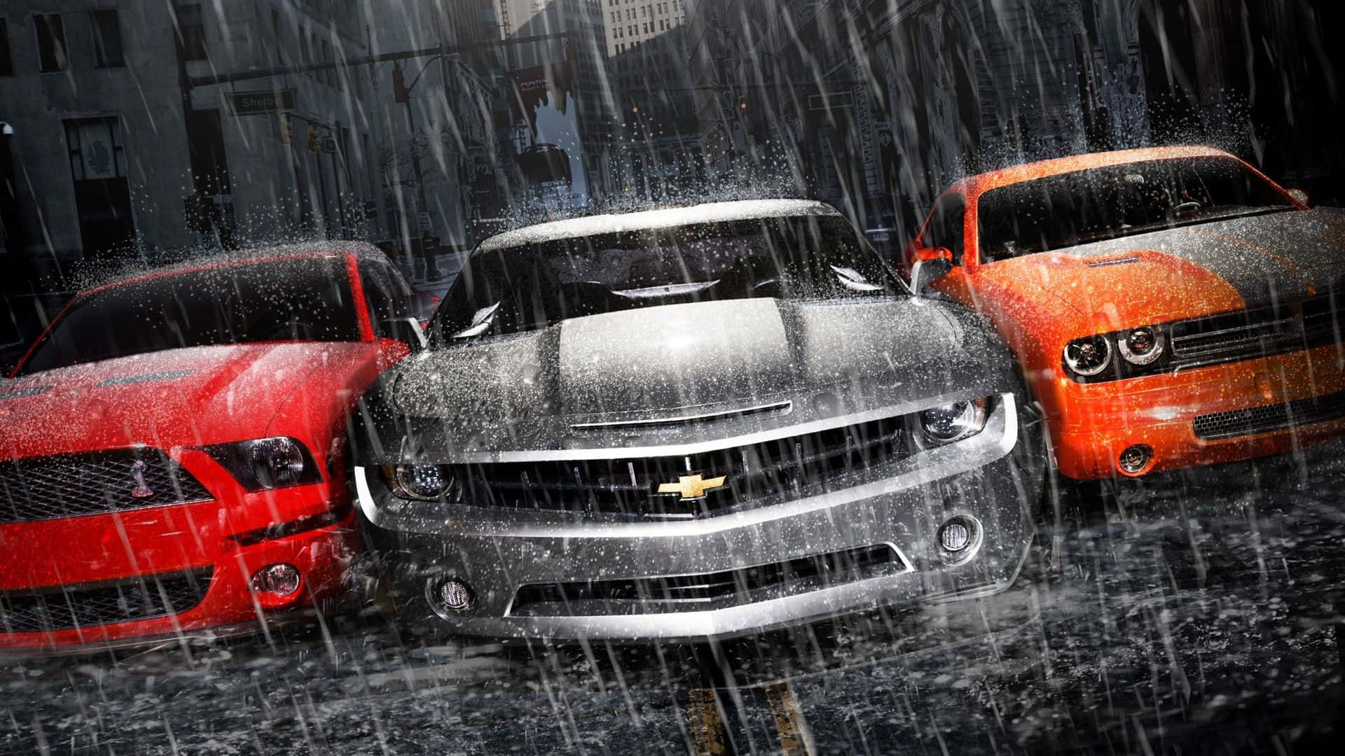 高清汽車 桌布 壁紙 — 三輛肌肉車紅色、銀色和橙色在暴雨中停在一條濕漉漉的城市街道上，背景是模糊的建築物。