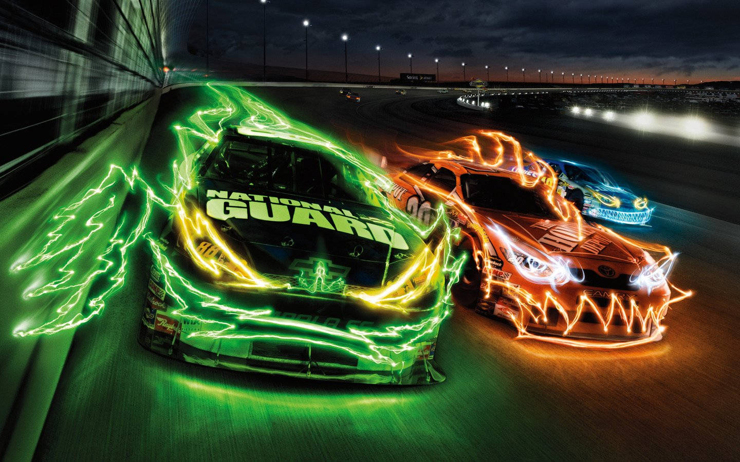Auto Racing 桌布 壁紙 — 三輛賽車在夜間賽道上飛馳，車身後方拖曳著霓虹綠和橙色的閃電效果。