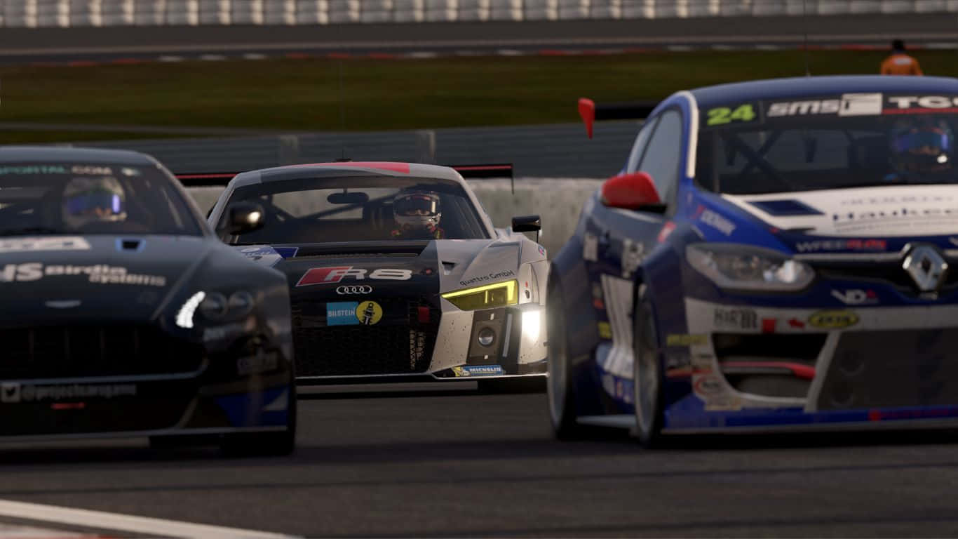 Racing 桌布 壁紙 — 三輛賽車在明亮的日光下，以模糊的動態和發光的車頭燈在賽道上激烈競爭。