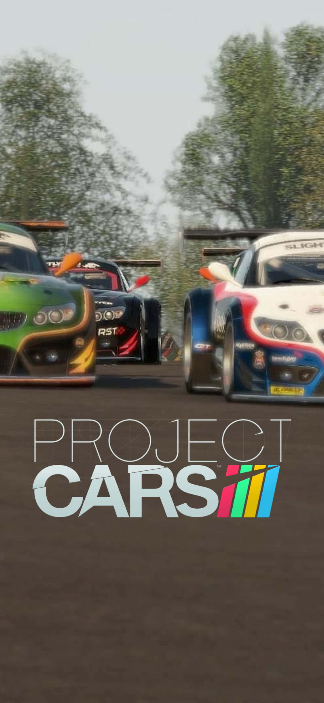 iPhone Xs Project Cars 桌布 壁紙 — 三輛賽車在明亮的日光下，在背景有樹木的賽道上競賽。
