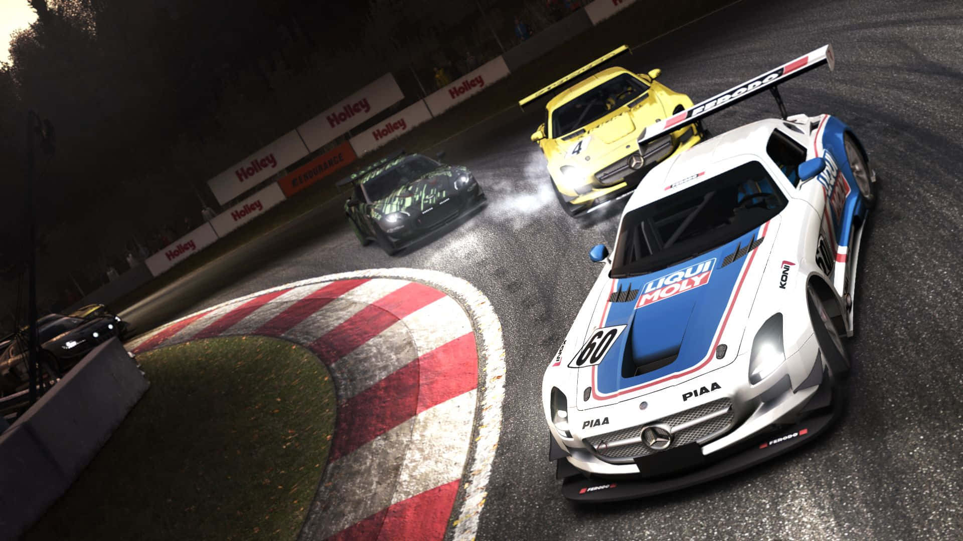 1080p Grid Autosport 桌布 壁紙 — 三輛賽車在潮濕的夜間賽道彎道上漂移，帶有紅白路緣石和發光的車頭燈。