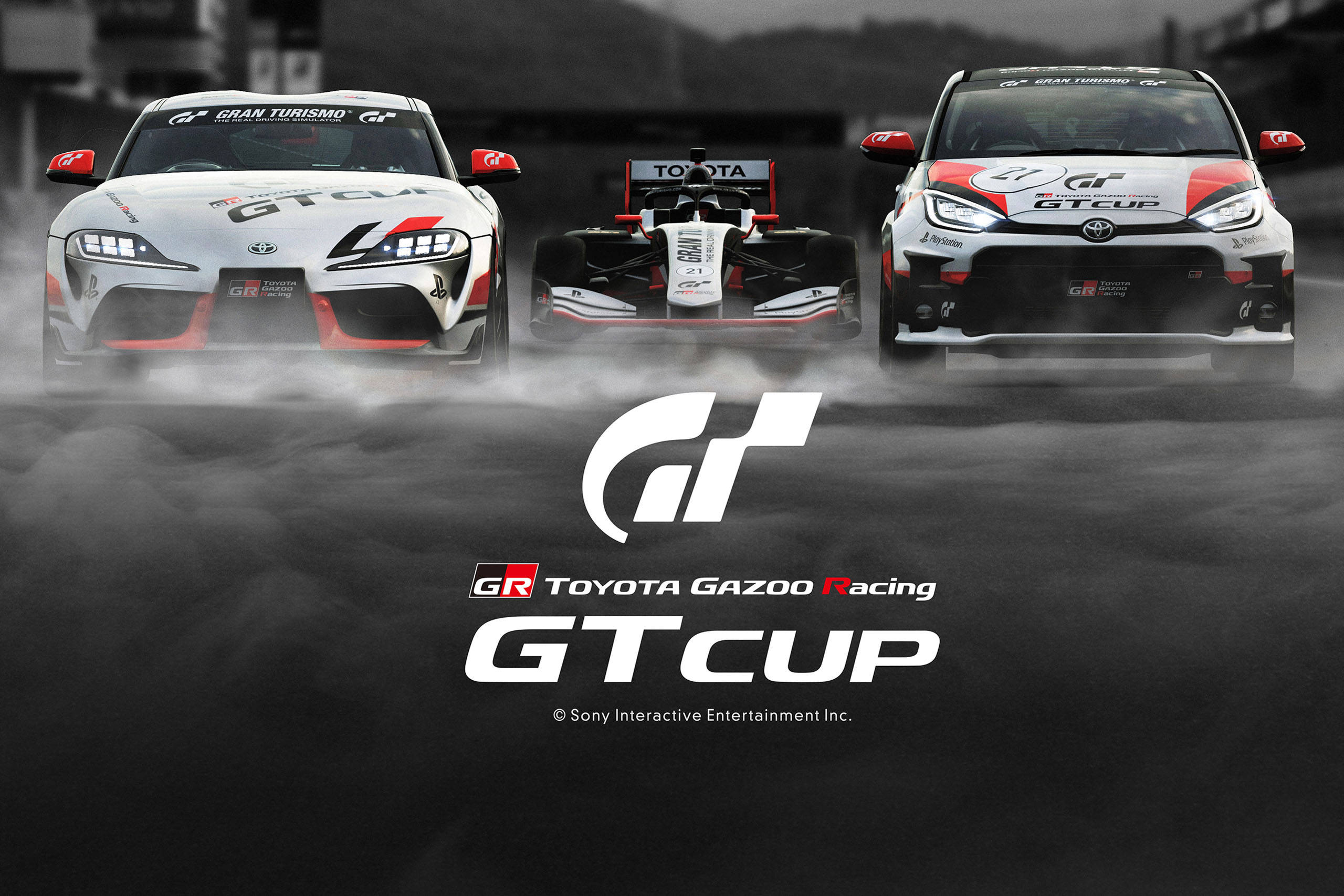 Toyota 桌布 壁紙 — 三輛賽車在煙霧中飄移，賽道中央有「GT Cup」標誌。