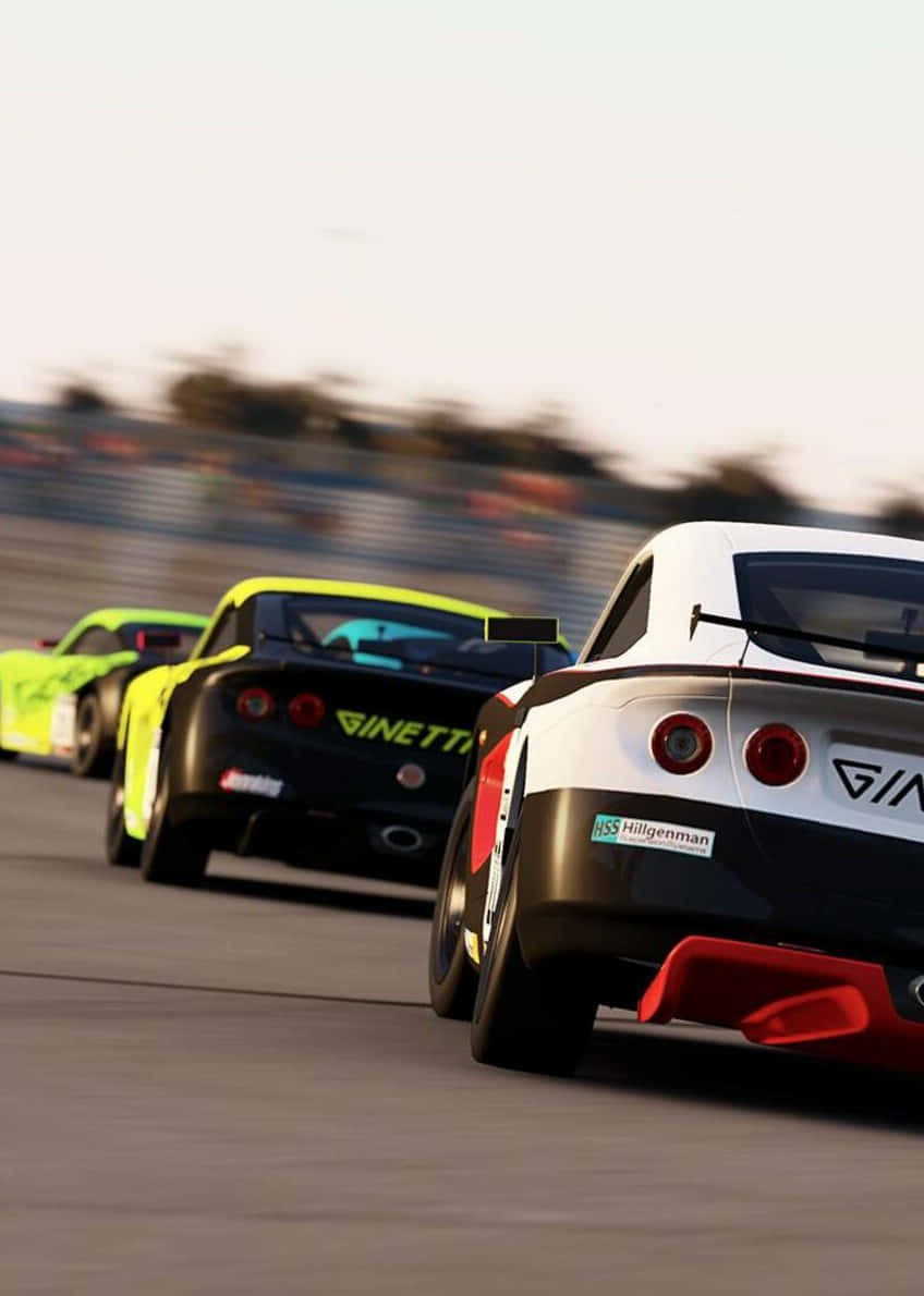三輛賽車在日落時分的賽道上疾馳，帶有動態模糊。 — Project Cars 壁紙
