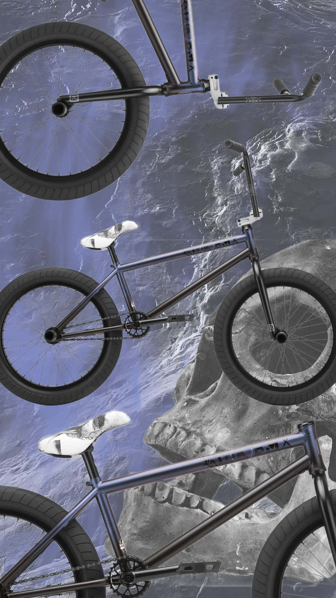 bmx 桌布 壁紙 — 三輛金屬質感的BMX自行車以對角線漂浮在帶有紋理的藍灰色骷髏背景上。