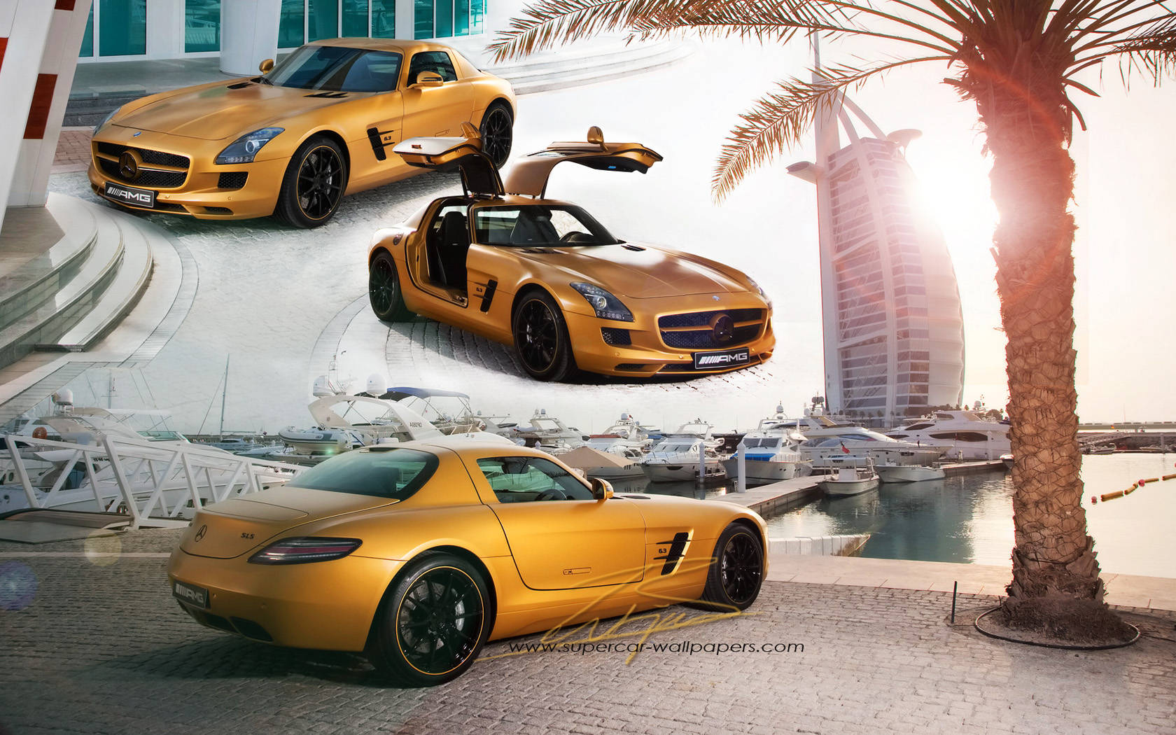 mercedes iPhone 桌布 壁紙 — 三輛金色 Mercedes SLS AMG 跑車在豪華遊艇碼頭閃耀，棕櫚樹和帆船飯店在夕陽下發光。
