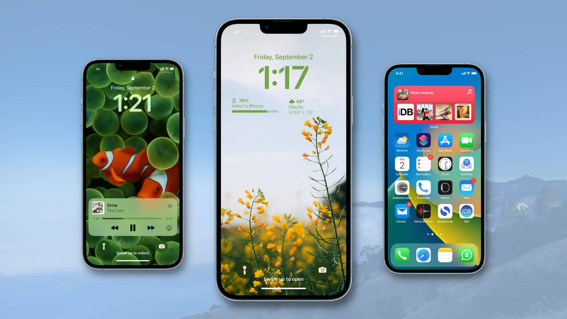 Apple iPhone 預設 桌布 壁紙 — 三部 iPhone 在柔和的藍色漸層背景和遠山襯托下，顯示不同的桌布和介面。