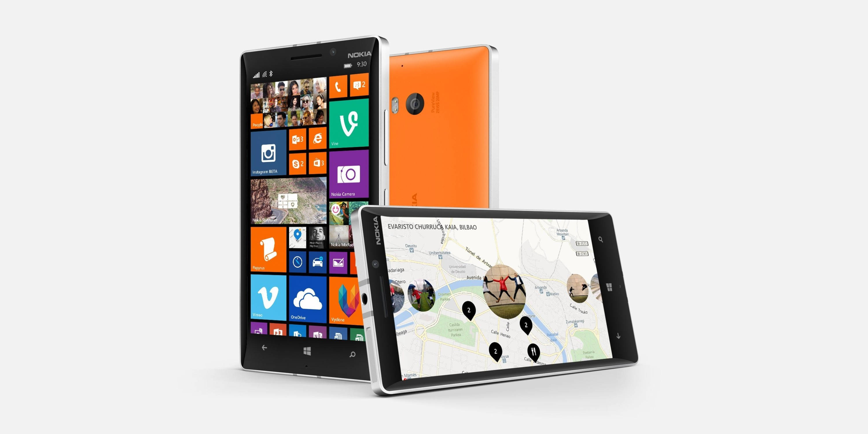 諾基亞 桌布 壁紙 — 三部 Nokia Lumia 智慧型手機以不同角度展示，呈現色彩繽紛的 Windows Phone 介面和地圖應用程式，背景為純白色。