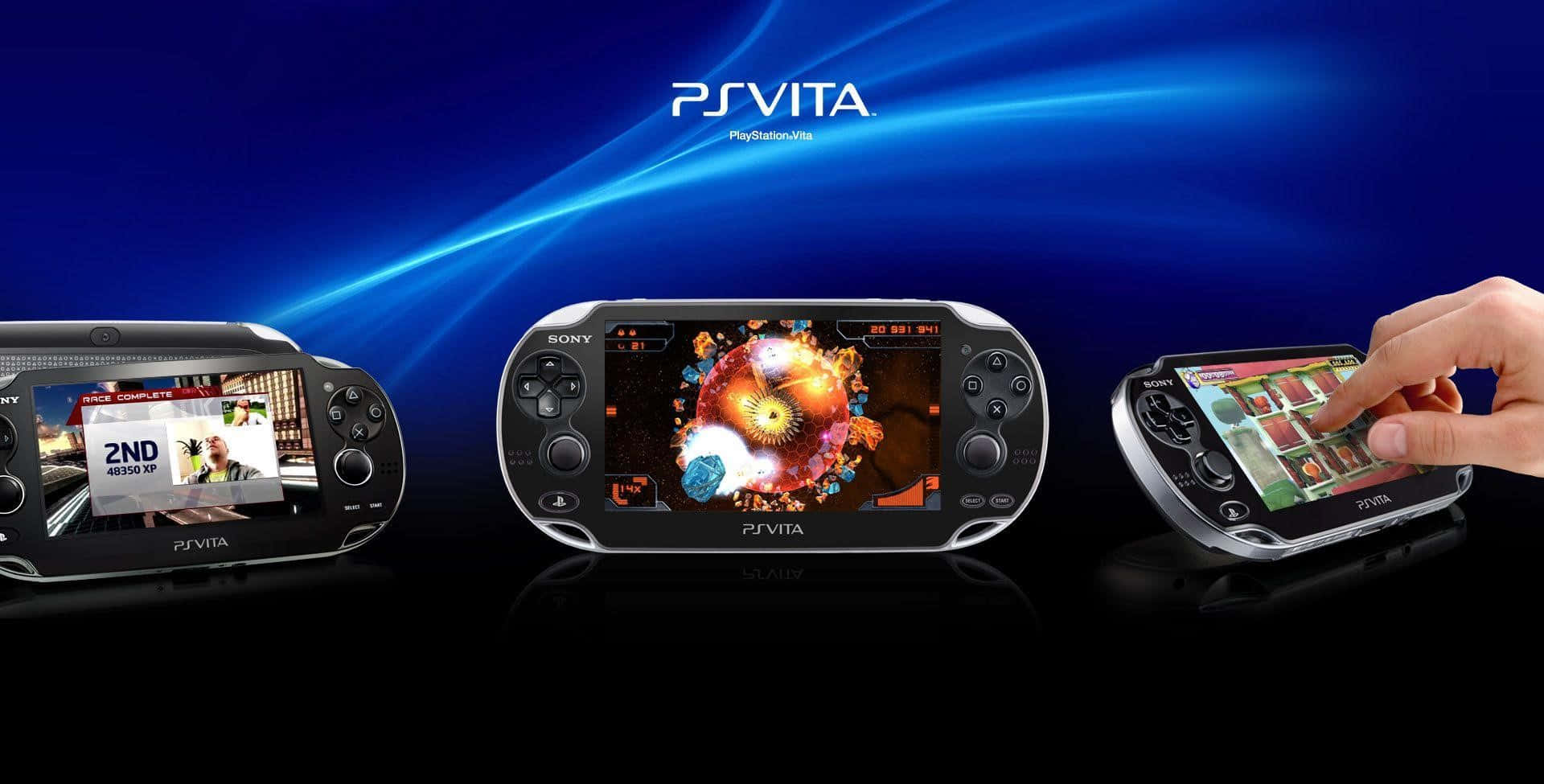 Ps Vita 桌布 壁紙 — 三部PlayStation Vita掌上遊戲機在動態藍色光條背景上展示充滿活力的遊戲。