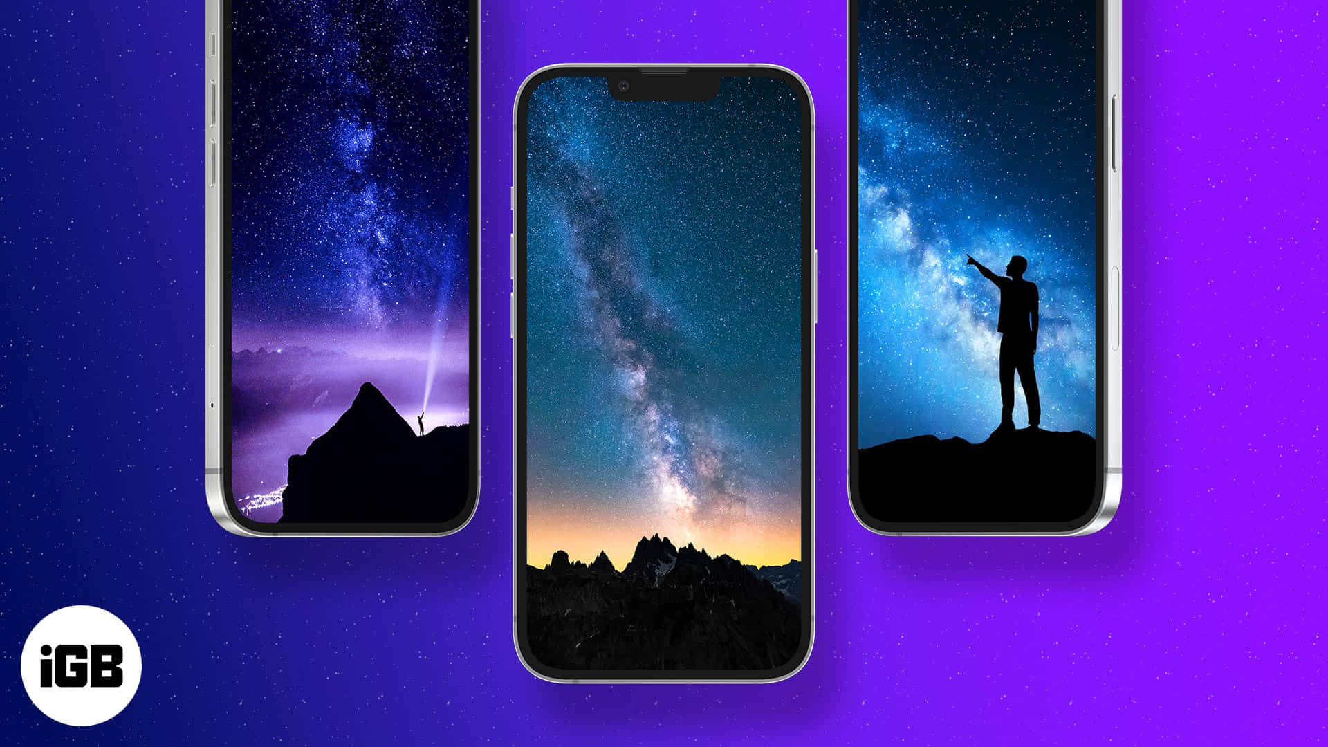 iPhone 美學 桌布 壁紙 — 三部智慧型手機顯示宇宙主題桌布，背景為充滿活力的紫色，帶有銀河和山脈輪廓。