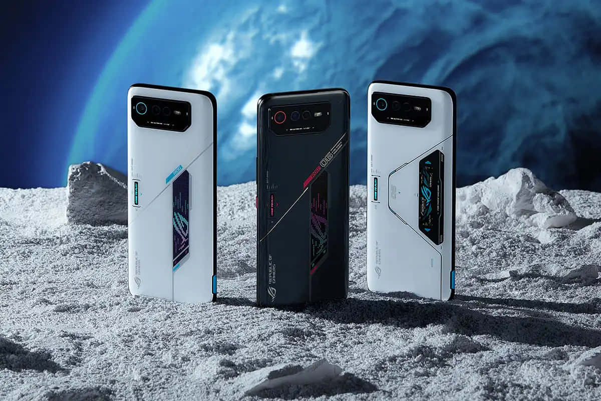 ASUS 桌布 壁紙 — 三部遊戲手機直立於月球表面，背景有一顆發光的藍色行星。