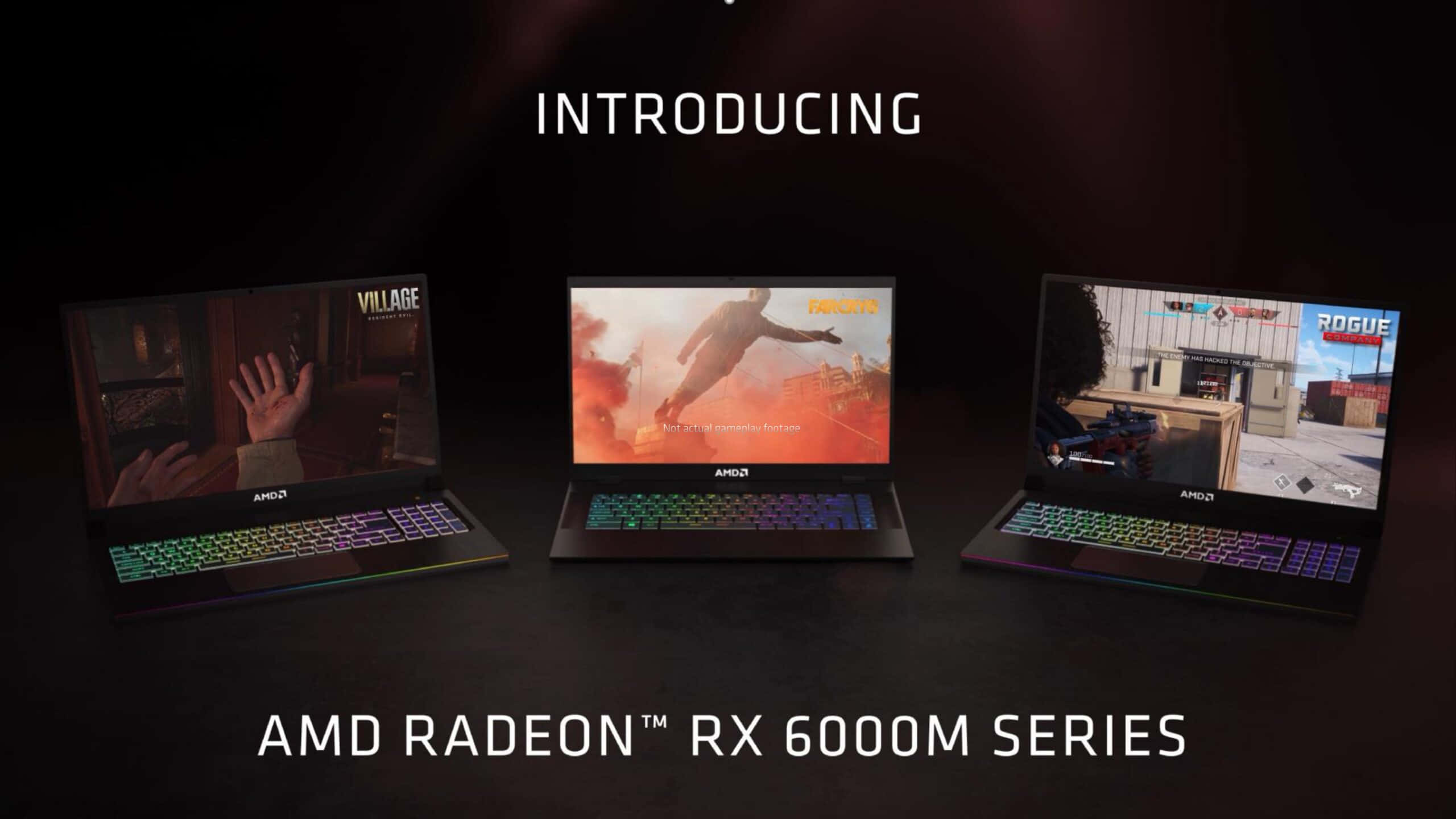AMD 桌布 壁紙 — 三部配備彩虹背光鍵盤的遊戲筆記型電腦，在戲劇性的昏暗燈光下顯示激烈的電玩場景。