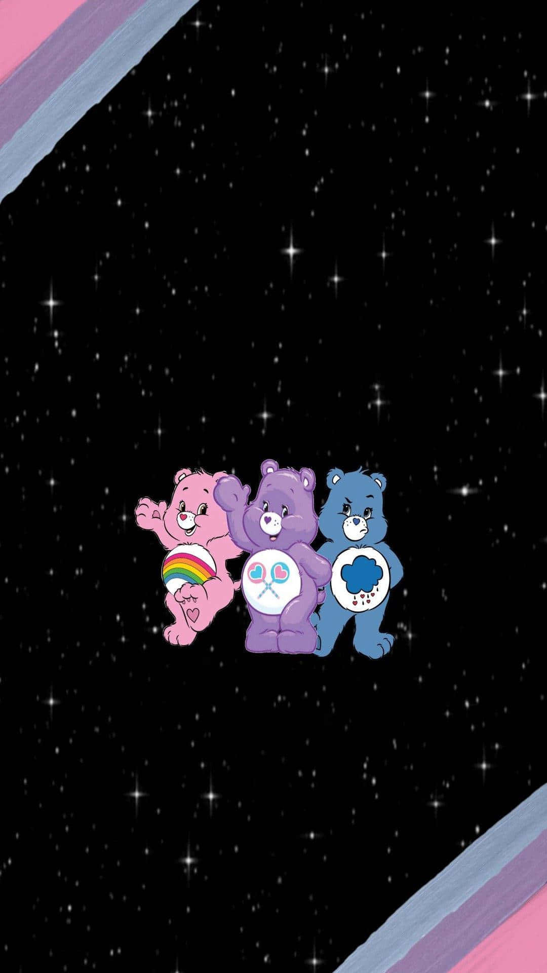 彩虹熊 桌布 壁紙 — 三隻 Care Bears 漂浮在繁星點點的夜空，周圍環繞著色彩繽紛的宇宙條紋。