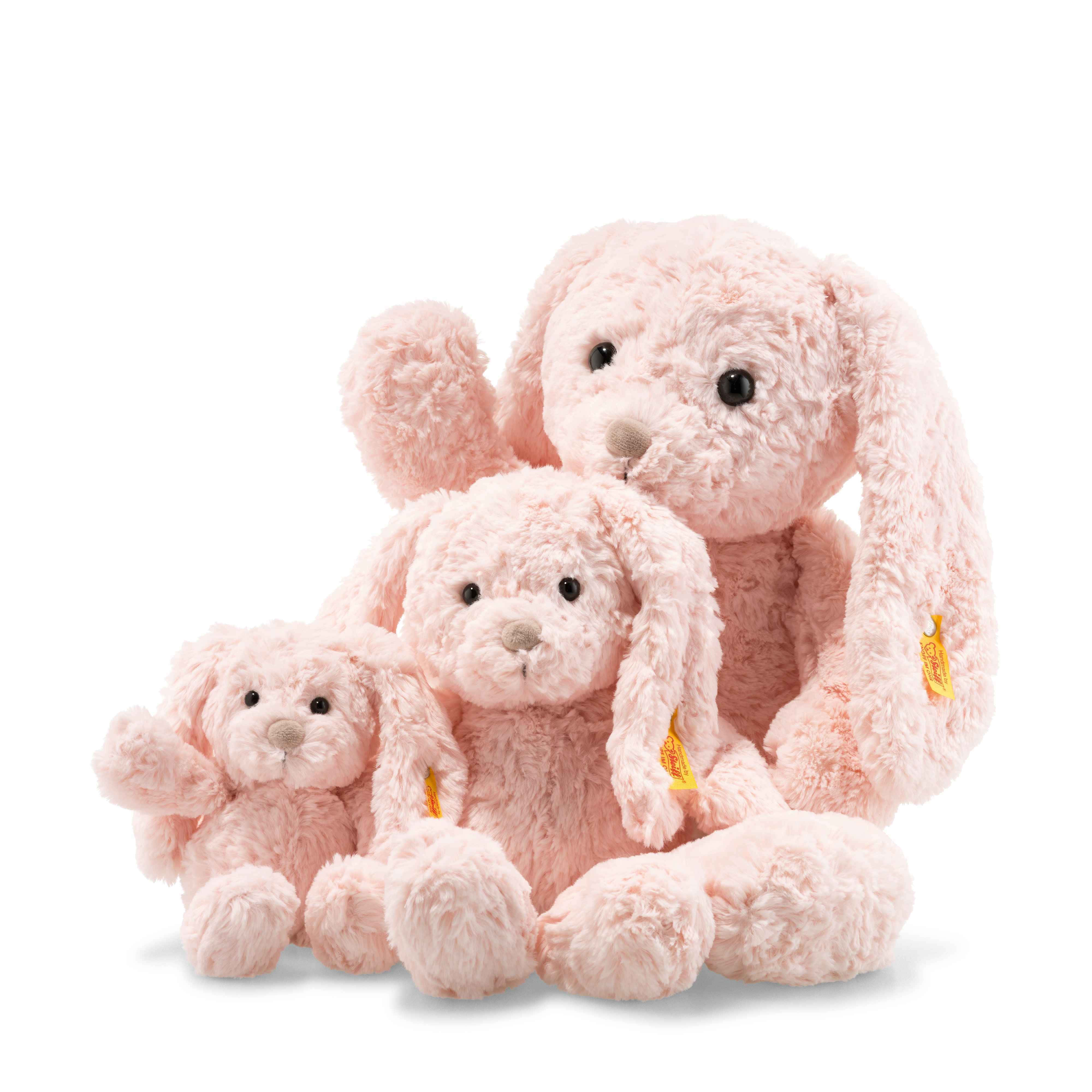 Cuddly 桌布 壁紙 — 三隻不同大小的毛絨粉紅色填充兔子一起坐在乾淨的白色背景前。
