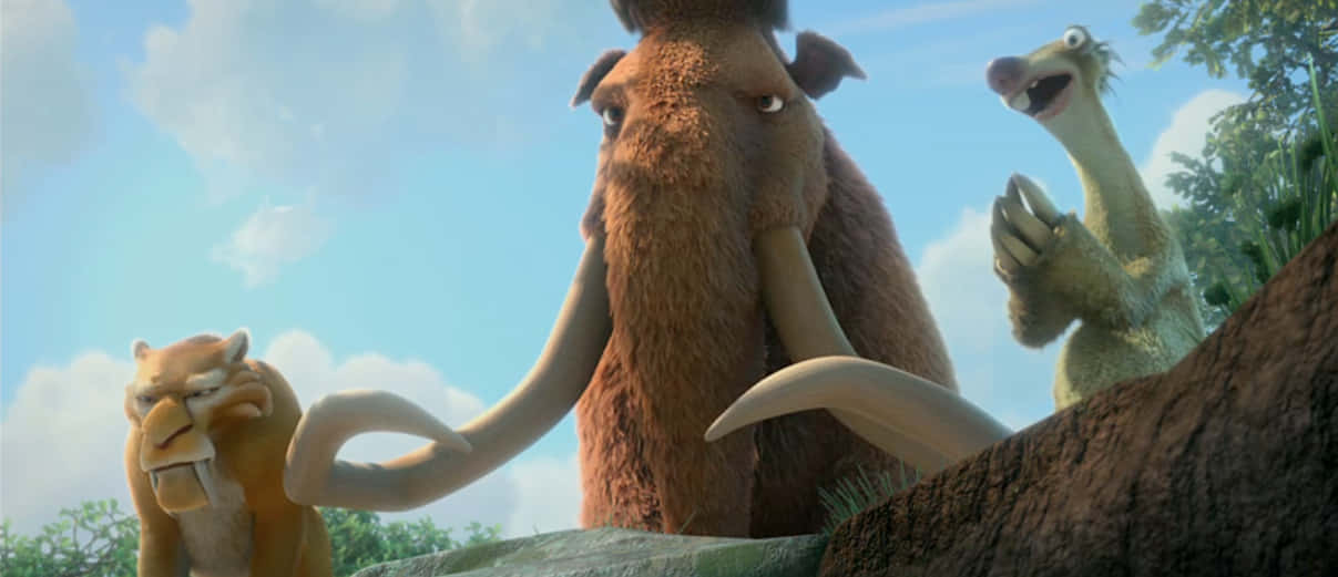 Ice Age 桌布 壁紙 — 三隻動畫化的史前動物，一隻長毛猛獁象、一隻劍齒虎和一隻樹懶，一起站在明亮的藍天下的一個岩石露頭上。