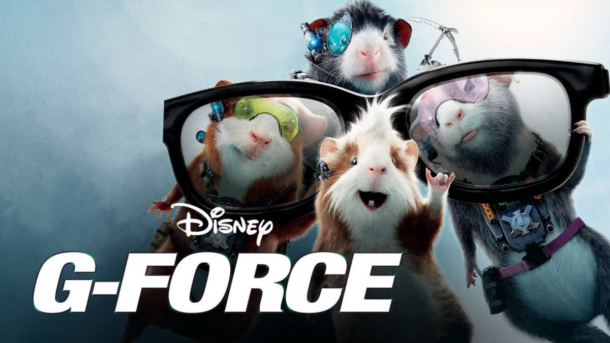 g 桌布 壁紙 — 三隻動畫天竺鼠戴著護目鏡和裝備，在帶有迪士尼 G-FORCE 標誌的迷霧藍色背景下英勇地擺姿勢。