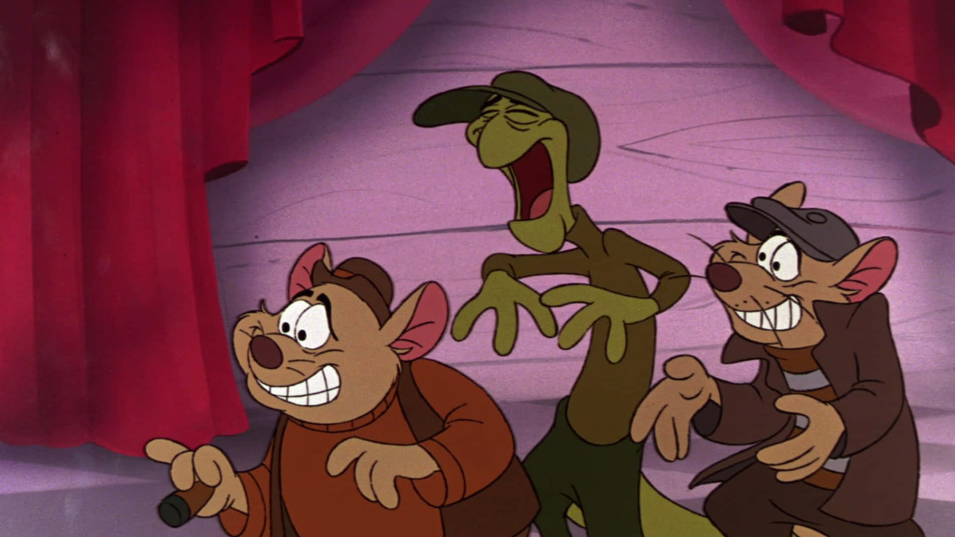The Great Mouse Detective 桌布 壁紙 — 三隻動畫老鼠在劇院裡，一隻快樂地唱歌，另一隻咧嘴大笑，第三隻在紅色窗簾下狂笑。