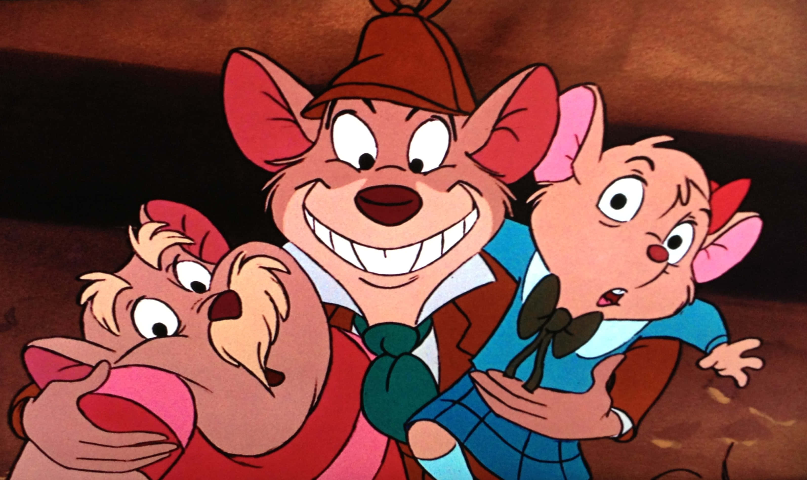 The Great Mouse Detective 桌布 壁紙 — 三隻動畫老鼠穿著偵探裝束，在光線昏暗的木房間裡顯得驚訝又興奮。
