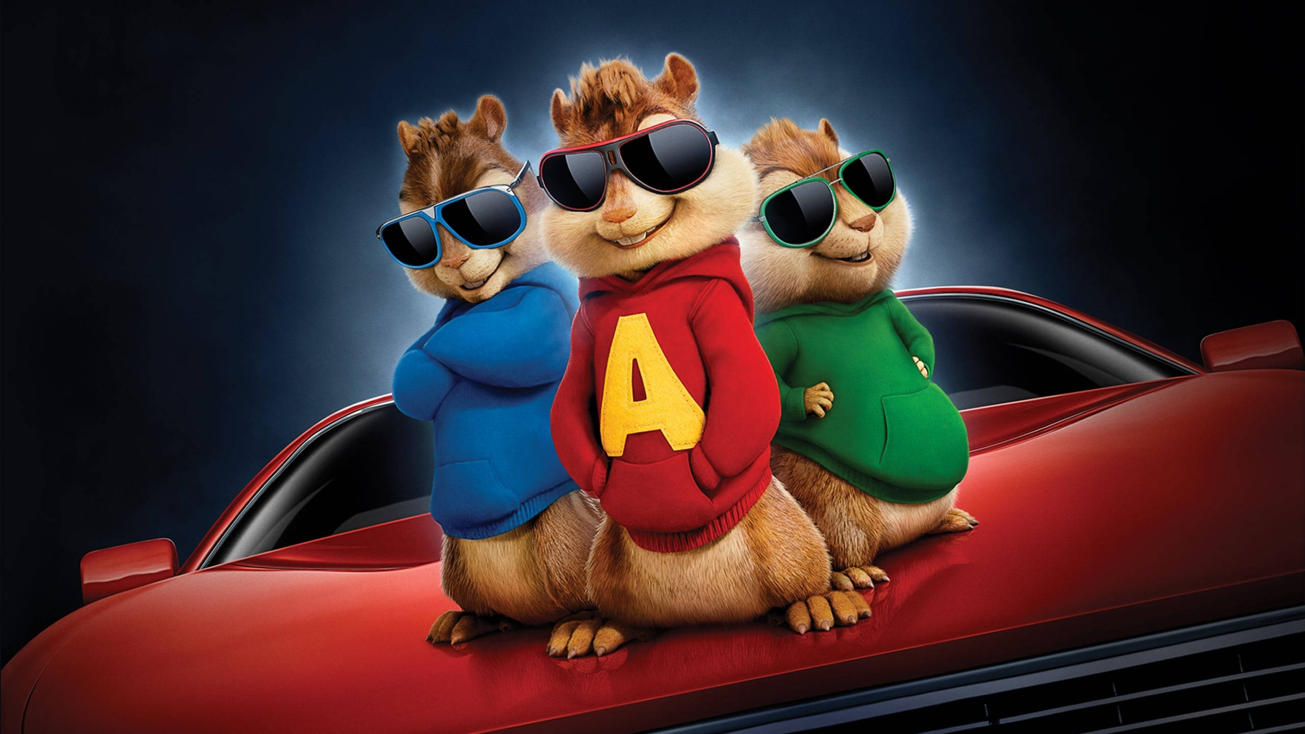 Chipmunks 桌布 壁紙 — 三隻動畫花栗鼠穿著彩色連帽衫和太陽眼鏡，在深色背景前自信地擺姿勢，站在一輛閃亮的紅色跑車上。