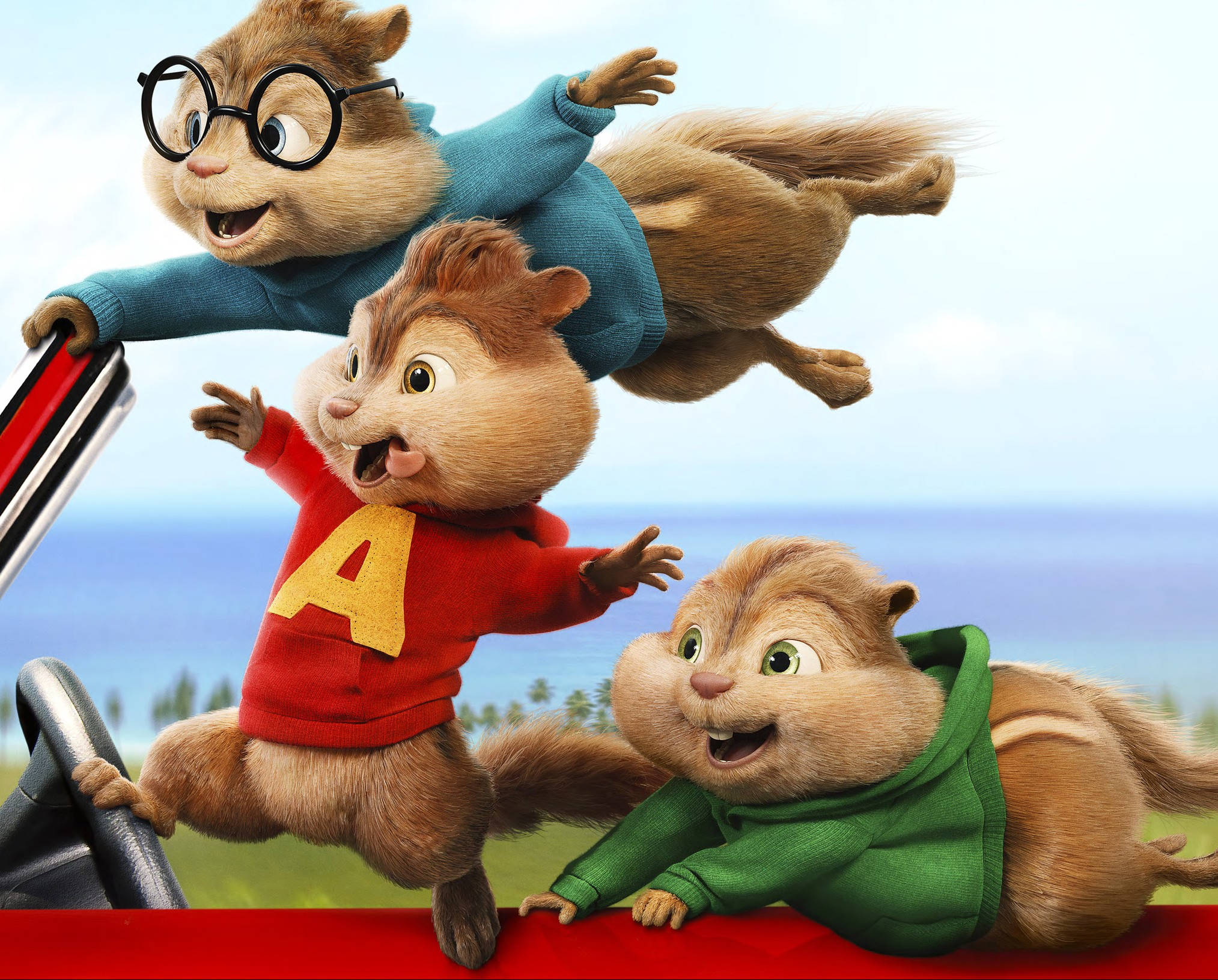 Chipmunks 桌布 壁紙 — 三隻動畫花栗鼠穿著色彩繽紛的毛衣，在明亮的沿海背景下，從一輛紅色敞篷車中歡快地跳躍而出。