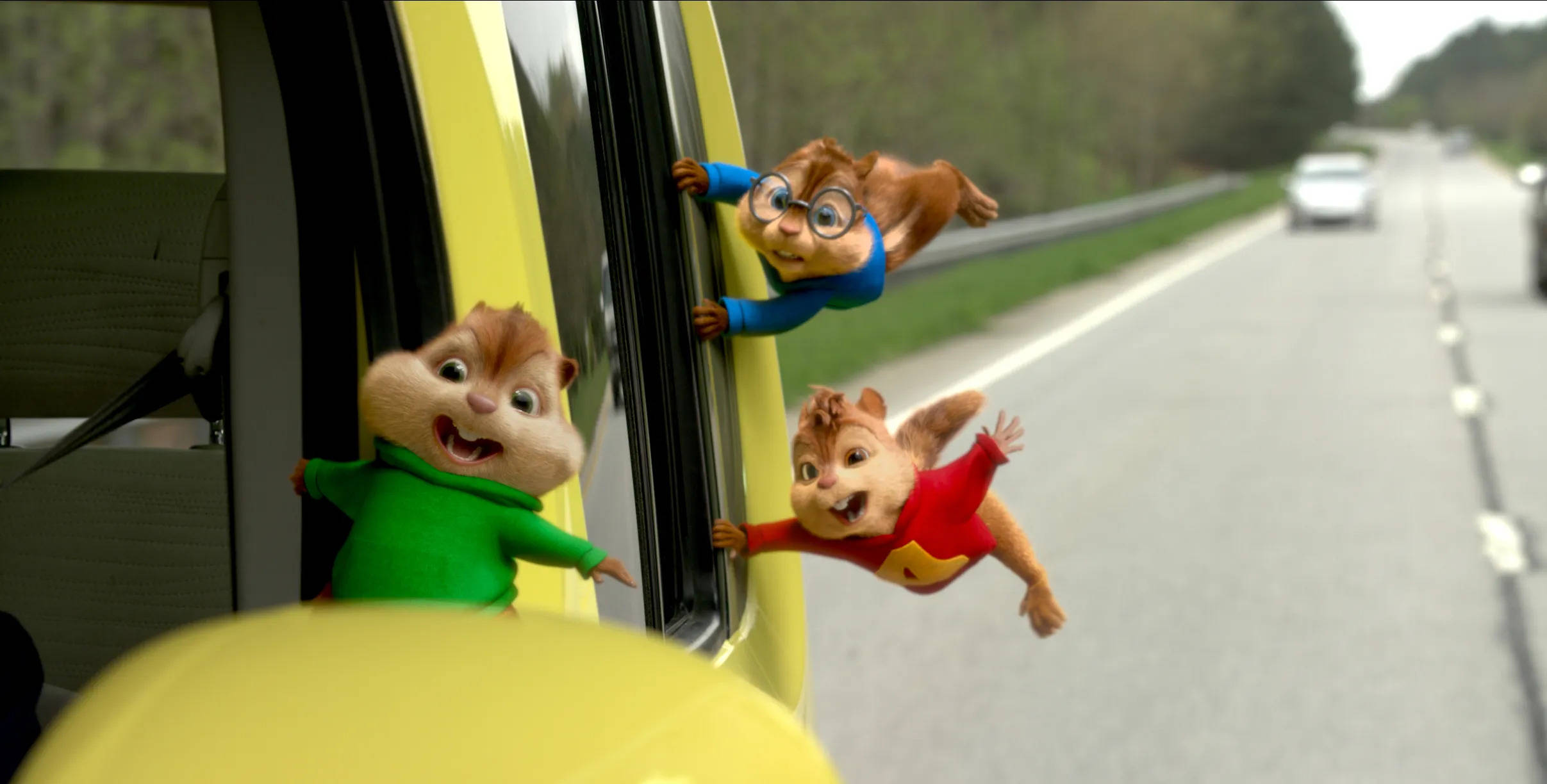 Chipmunks 桌布 壁紙 — 三隻動畫花栗鼠開心地把頭和手臂伸出高速公路上一輛黃色汽車的車窗外。