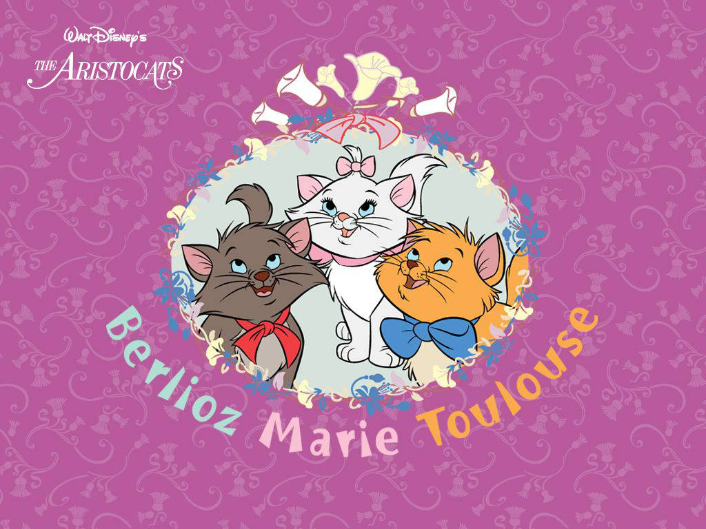 aristocats 桌布 壁紙 — 三隻動畫風格的貴族貓咪戴著蝴蝶結，在紫色圖案背景上的花卉橢圓形框架中微笑。