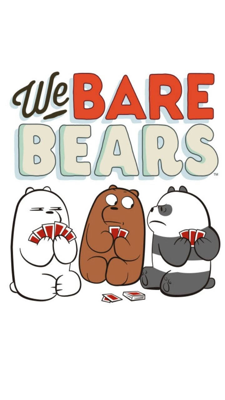 熊熊遇見你 桌布 壁紙 — 三隻卡通熊在『We Bare Bears』標誌下坐著，手持紅色撲克牌。
