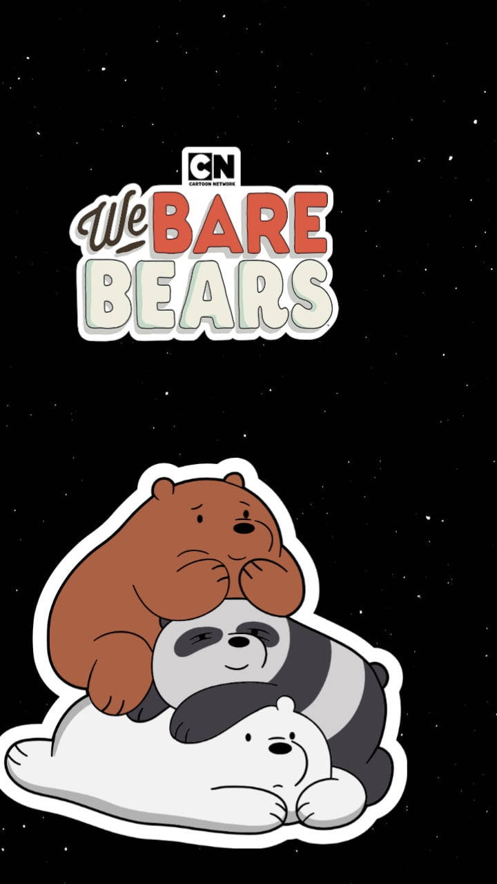 熊熊遇見你 桌布 壁紙 — 三隻卡通熊在『We Bare Bears』標誌下，於繁星點點的夜空中依偎在一起。