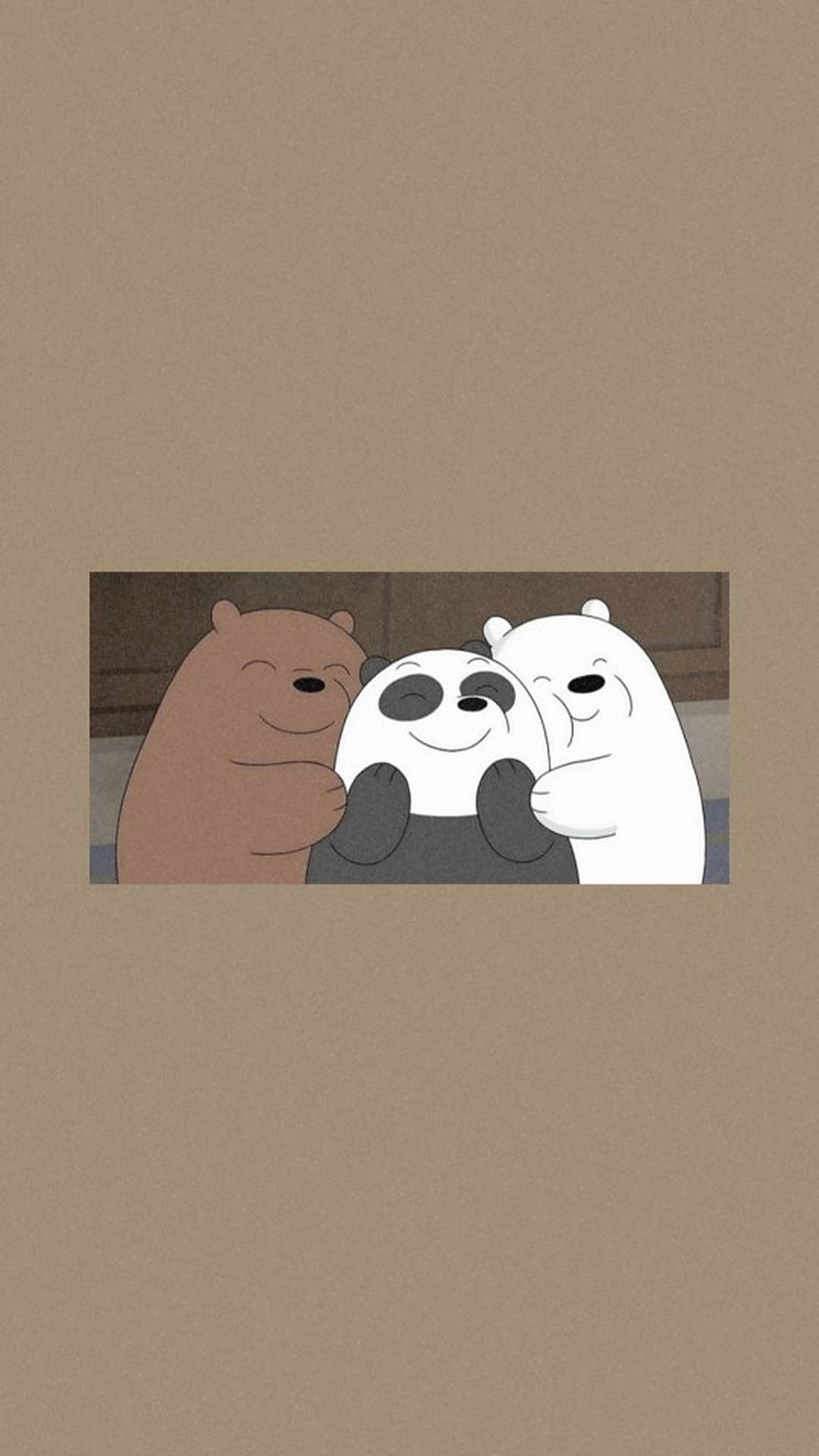 Three Bears 桌布 壁紙 — 三隻卡通熊在柔和的棕色背景下，在舒適的室內場景中溫暖地擁抱。