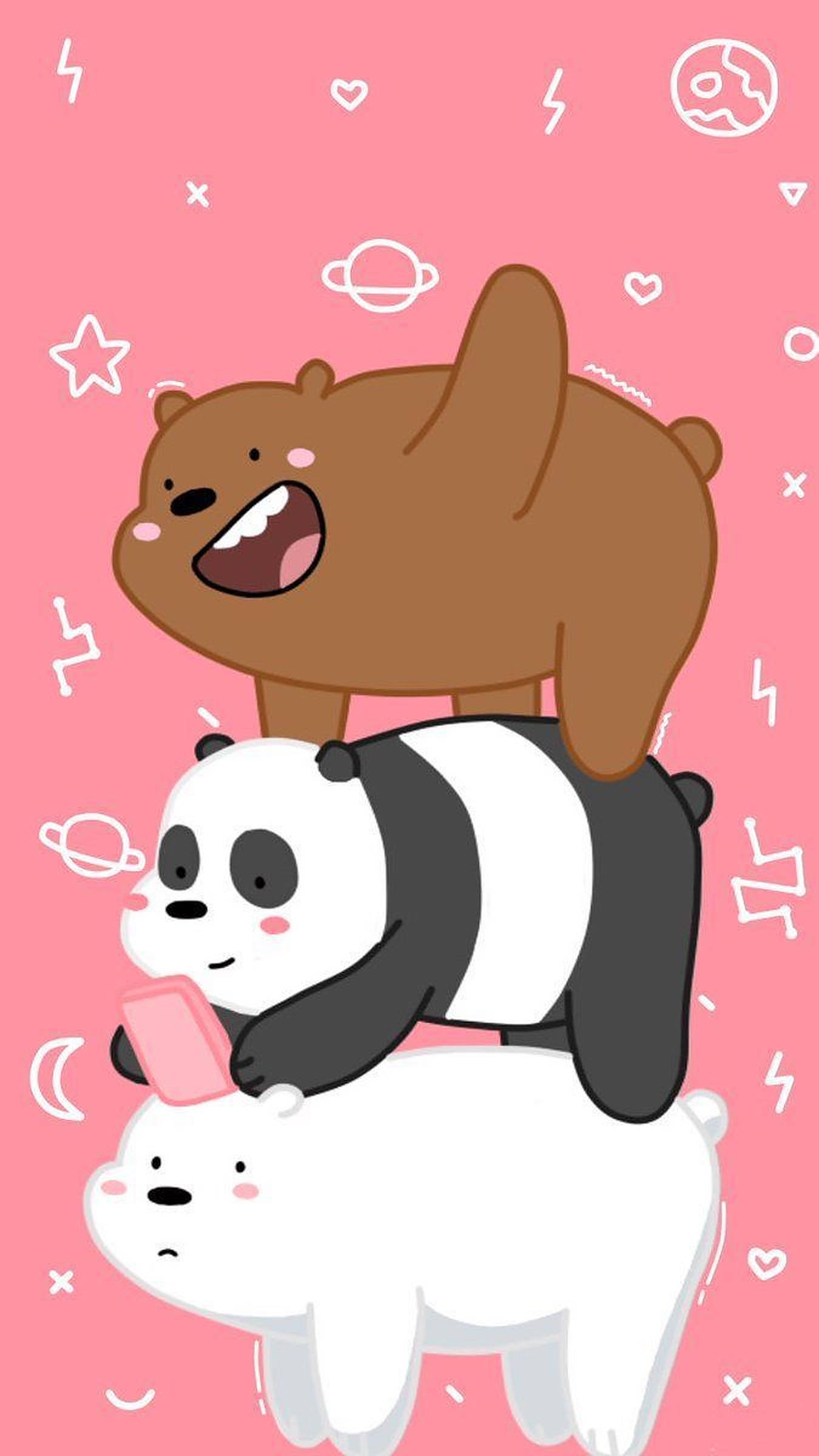 三隻小熊 桌布 壁紙 — 三隻卡通熊在粉紅色背景上頑皮地堆疊，帶有奇思妙想的塗鴉。