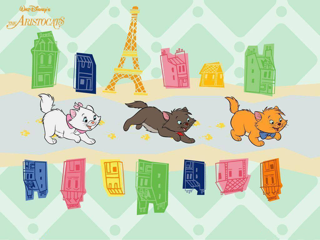 aristocats 桌布 壁紙 — 三隻卡通貓在風格化的巴黎天際線上奔跑，背景有艾菲爾鐵塔和色彩繽紛的建築物。