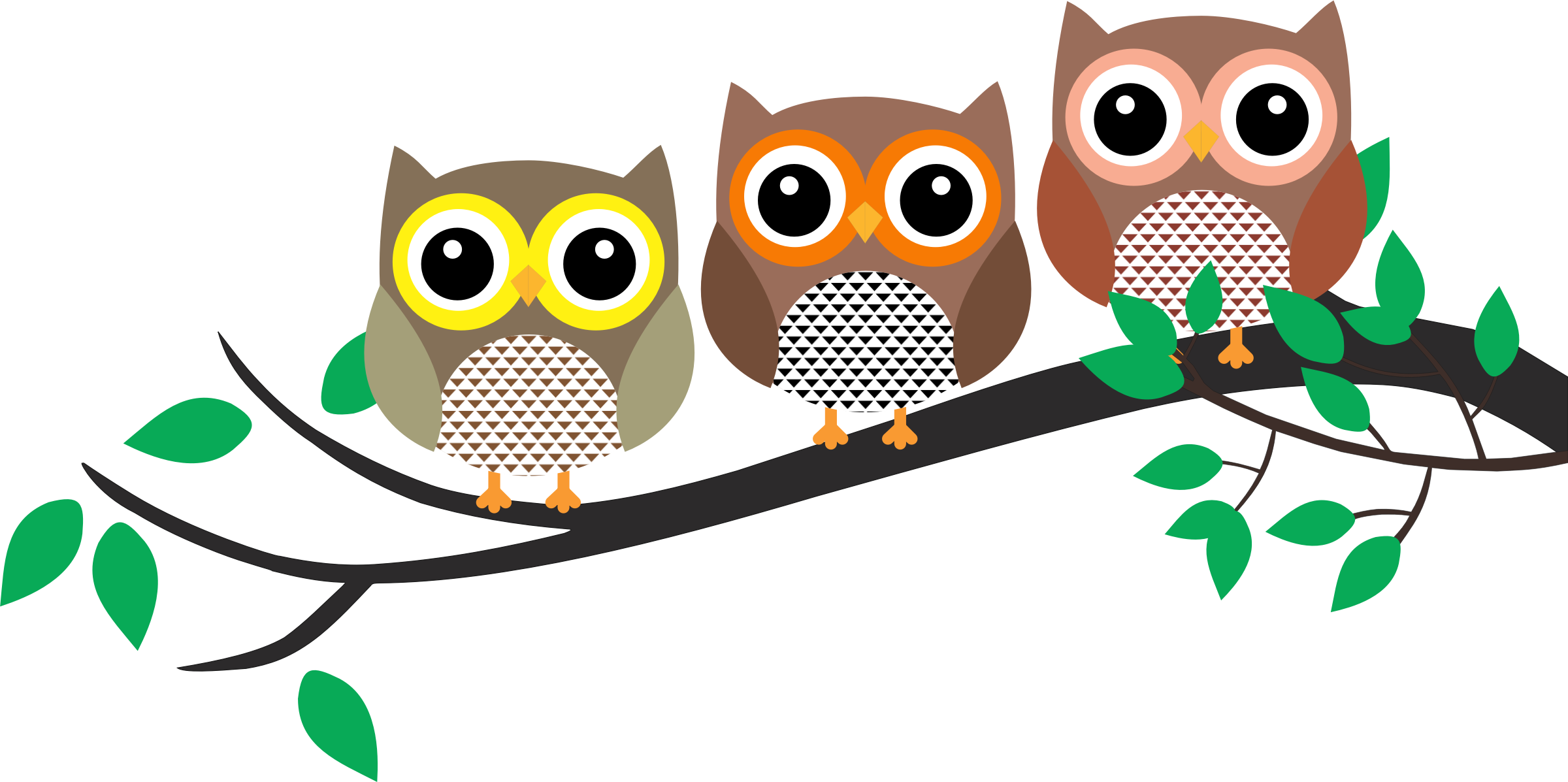 Owl Free 桌布 壁紙 — 三隻卡通貓頭鷹，大眼睛，棲息在帶有綠葉的樹枝上，背景為黑色。