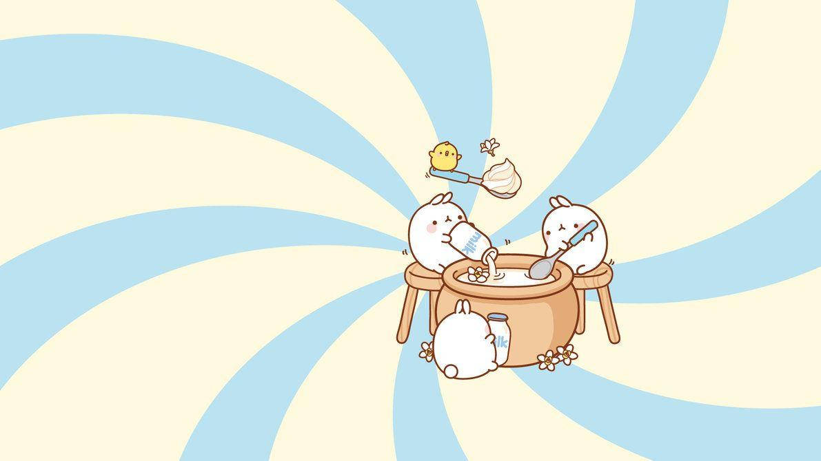 Molang 桌布 壁紙 — 三隻可愛的卡通兔子和一隻小雞在旋轉的藍色和奶油色背景前，愉快地在鍋中準備食物。