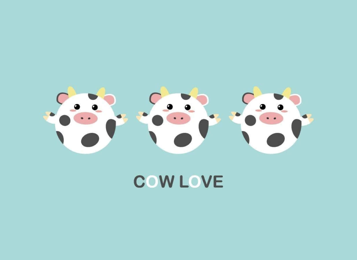 Kawaii Cute Cow 桌布 壁紙 — 三隻可愛的卡通牛，帶有黑色斑點和黃色角，漂浮在柔和的青綠色背景上，並帶有文字 cow love。