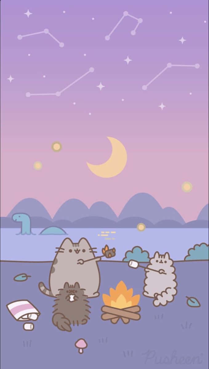 Cute Pusheen 桌布 壁紙 — 三隻可愛的貓咪在星空下的紫色天空和彎月下圍著營火烤棉花糖。
