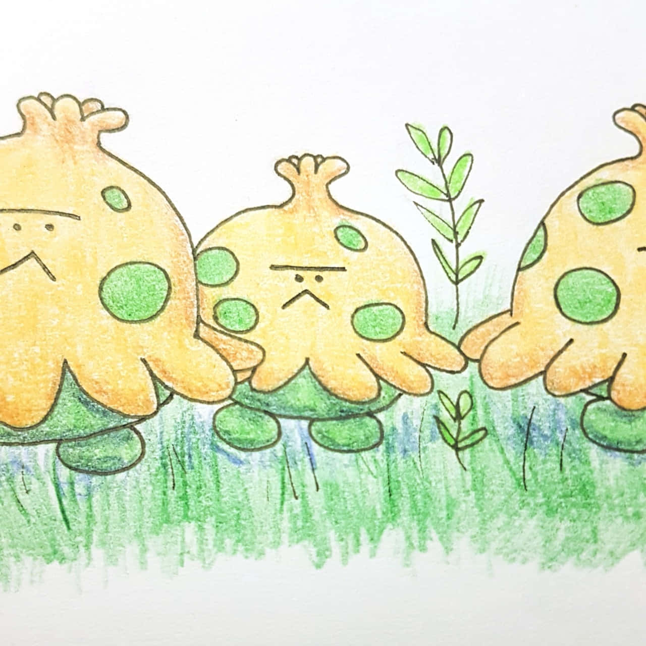 草地 桌布 壁紙 — 三隻可愛的黃色斑點生物，帶著皺眉的臉，坐在綠色的草地上，以柔和的彩色鉛筆風格繪製。
