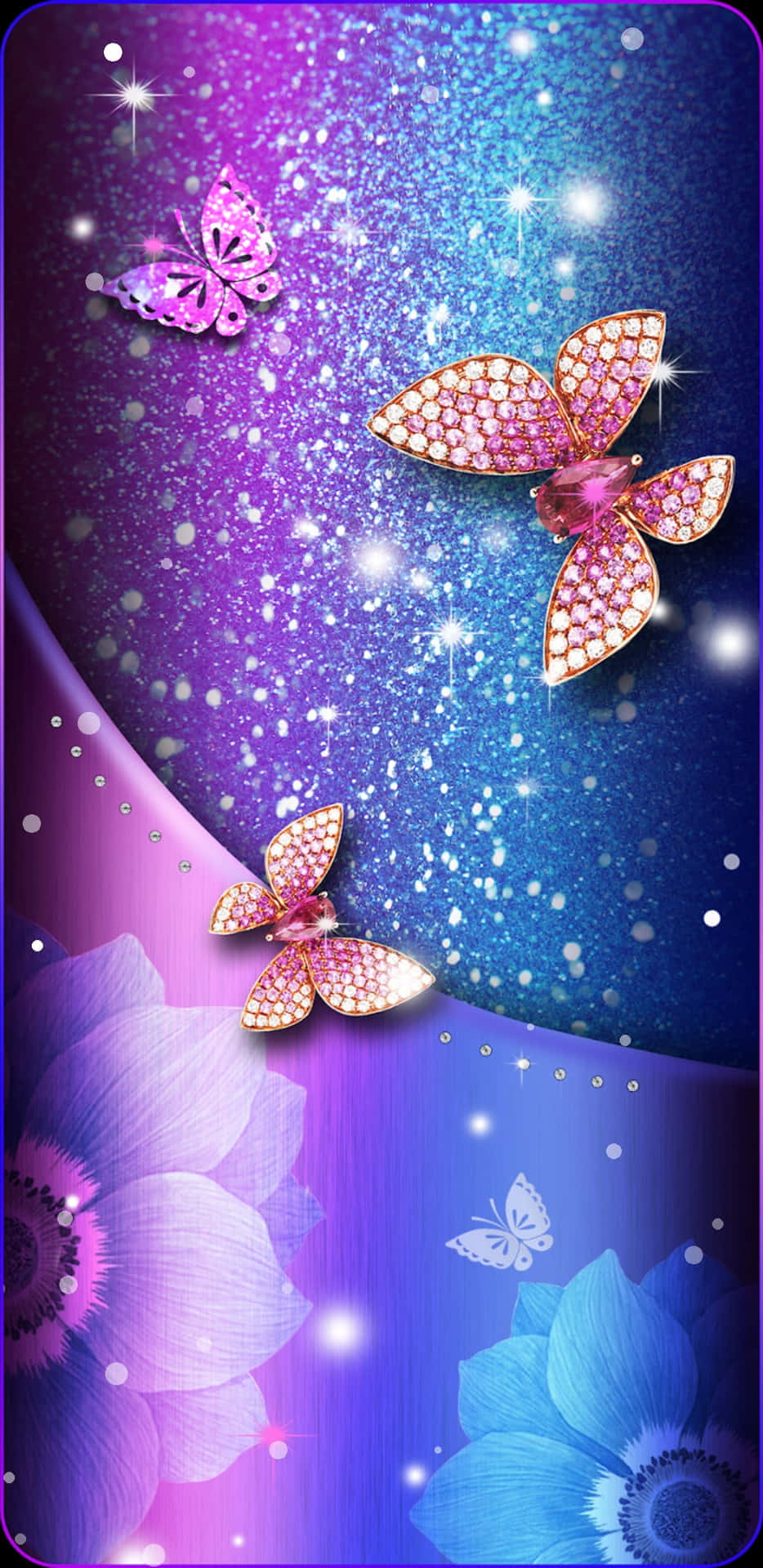 Glitter Butterfly 桌布 壁紙 — 三隻寶石蝴蝶在閃爍的宇宙漸變背景上，在發光的紫色和藍色花朵上方翩翩飛舞。