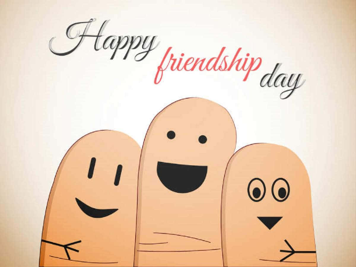 Friendship Day 桌布 壁紙 — 三隻帶有簡單笑臉的卡通手指在柔和的米色背景上慶祝快樂友誼日。