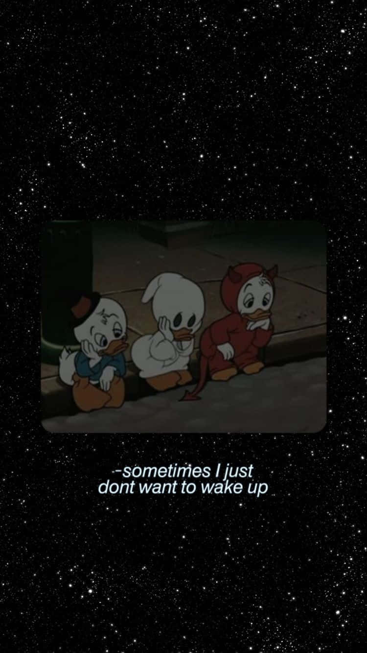 Dark Aesthetic Cartoon 桌布 壁紙 — 三隻悲傷的卡通小鴨坐在星空下的人行道上，帶有文字疊加。