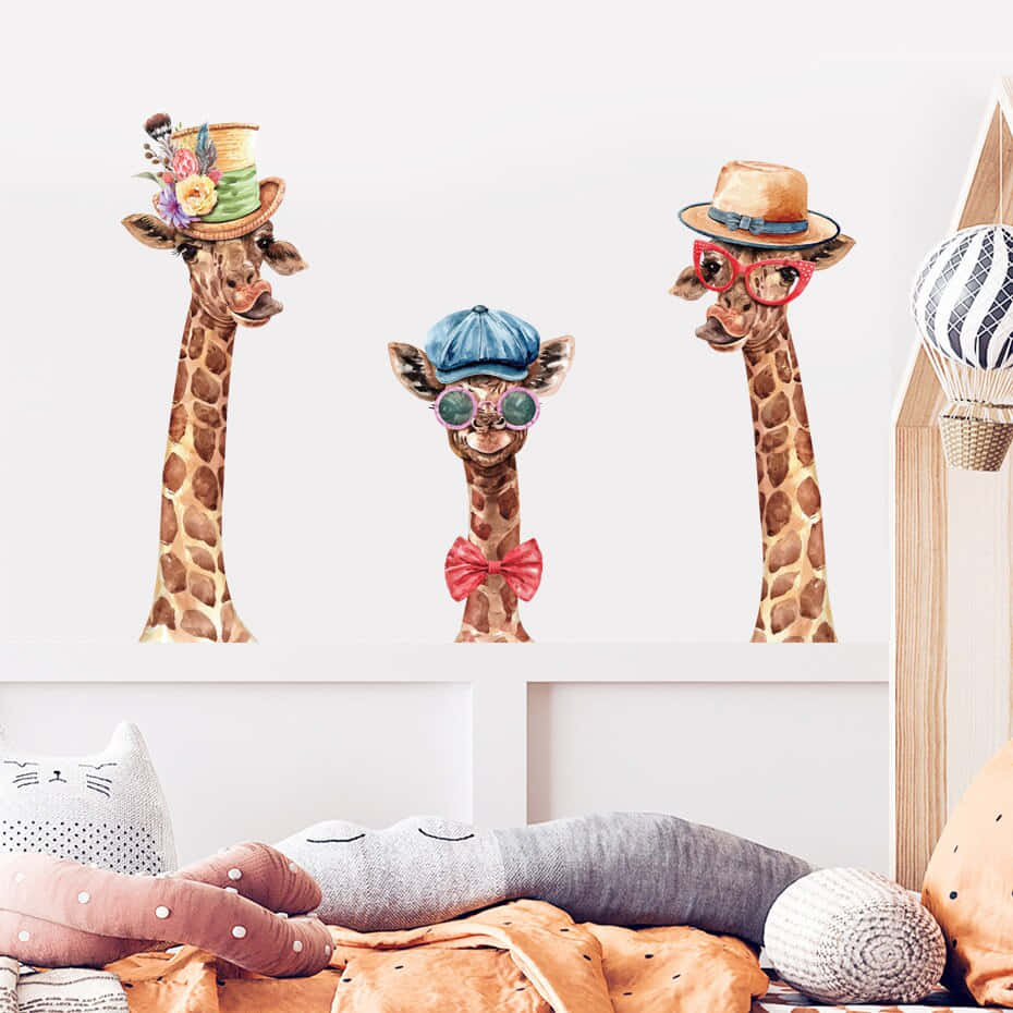 giraffes 桌布 壁紙 — 三隻戴著帽子、眼鏡和領結的俏皮長頸鹿裝飾在兒童房舒適的床上方牆上。