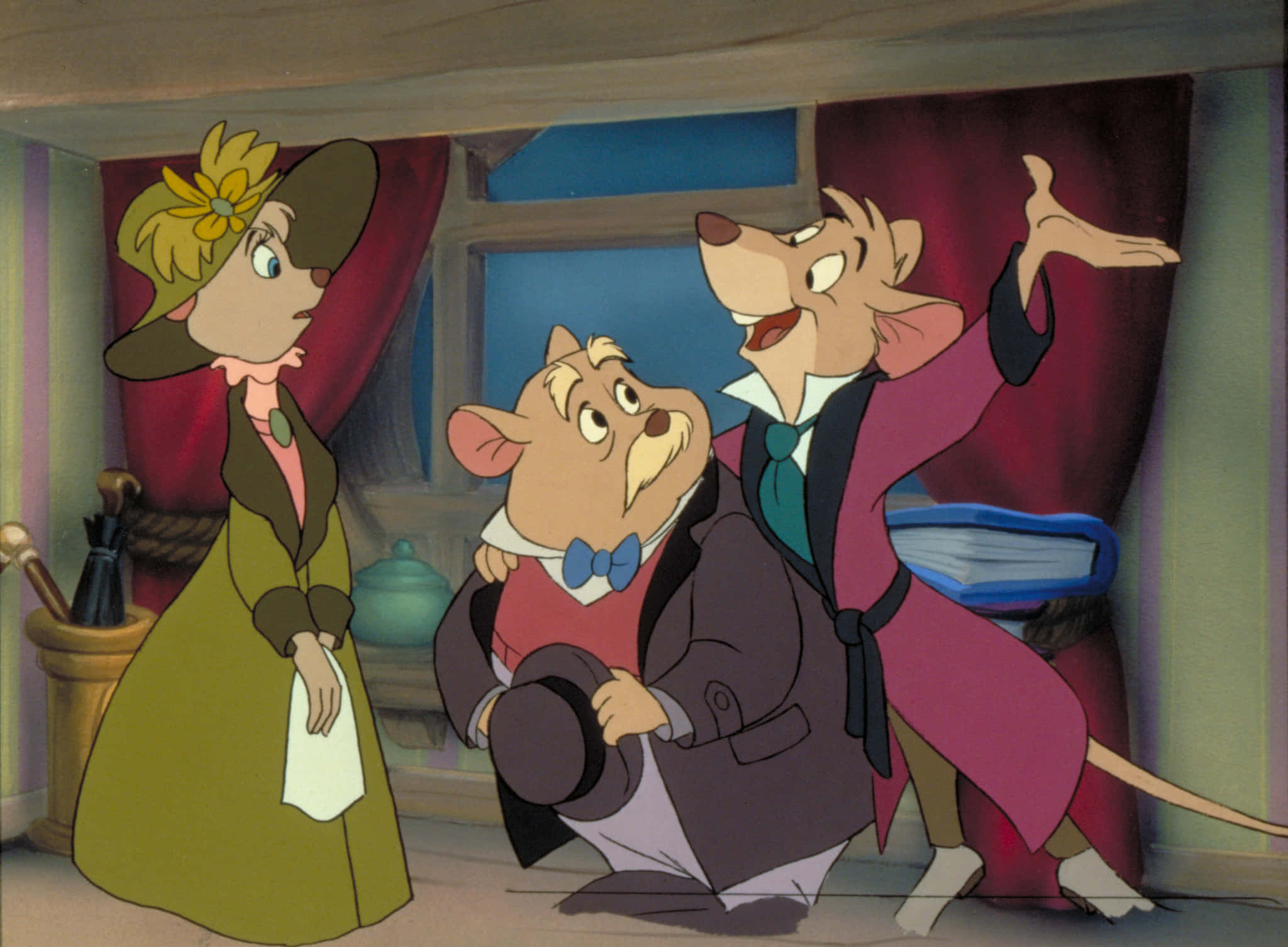 The Great Mouse Detective 桌布 壁紙 — 三隻擬人化老鼠穿著復古服裝，在一個溫暖照明的房間裡，有紅色窗簾和木製家具，熱烈交談。