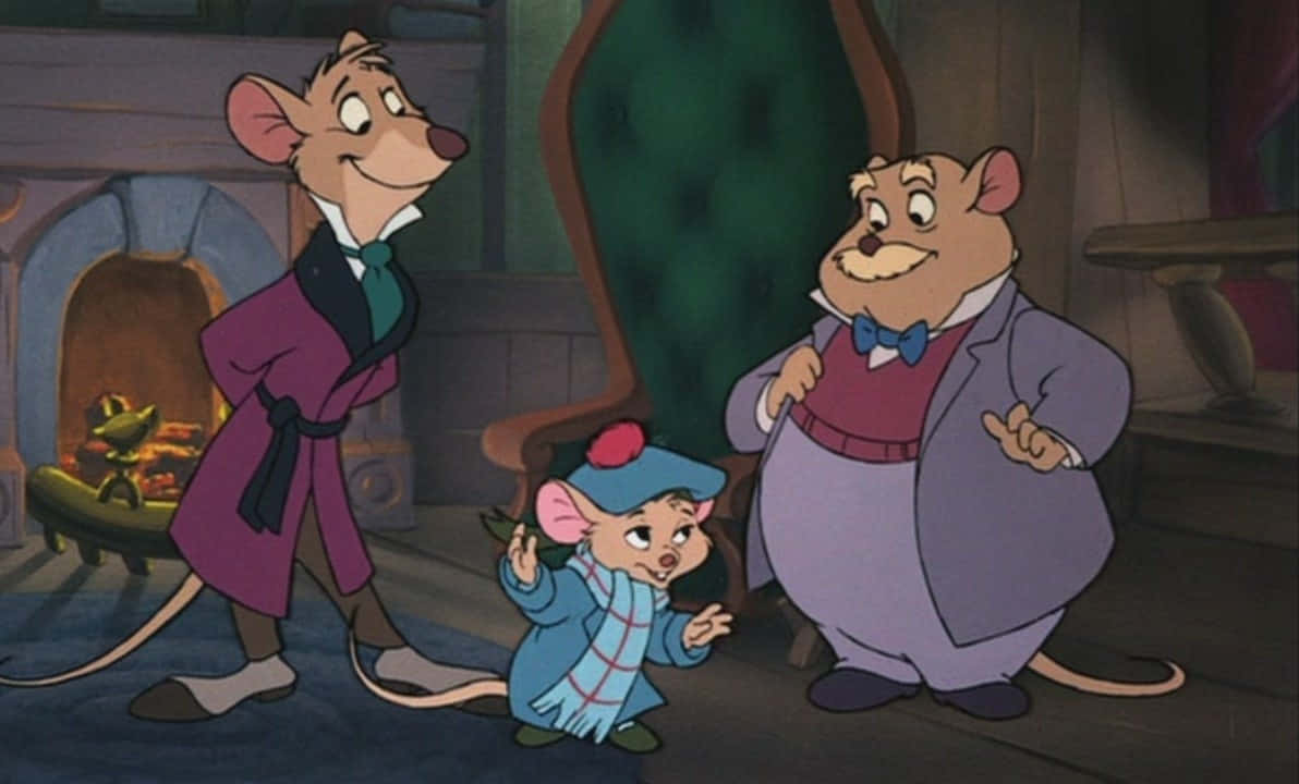 The Great Mouse Detective 桌布 壁紙 — 三隻擬人化老鼠穿著正式服裝，站在一個舒適、燈光溫暖的房間裡，房間裡有壁爐和華麗的家具。