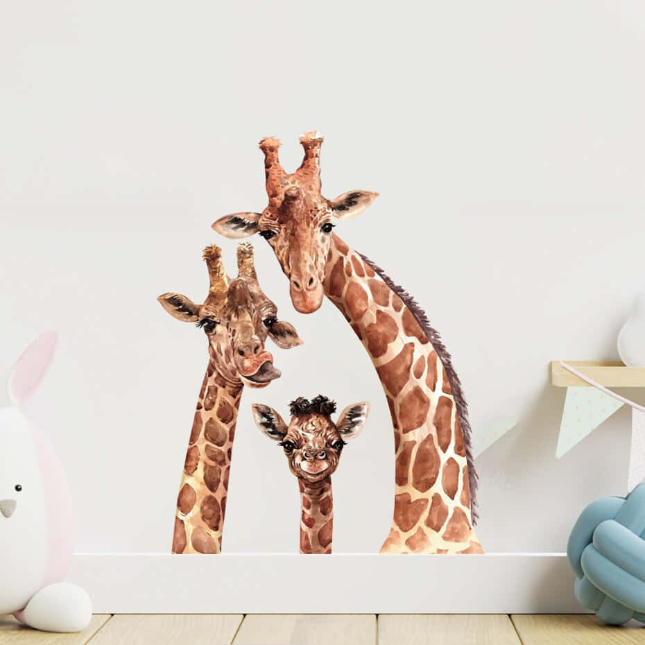giraffes 桌布 壁紙 — 三隻水彩長頸鹿在一個有絨毛玩具和柔和色調裝飾的兒童房的白色邊緣上探頭。