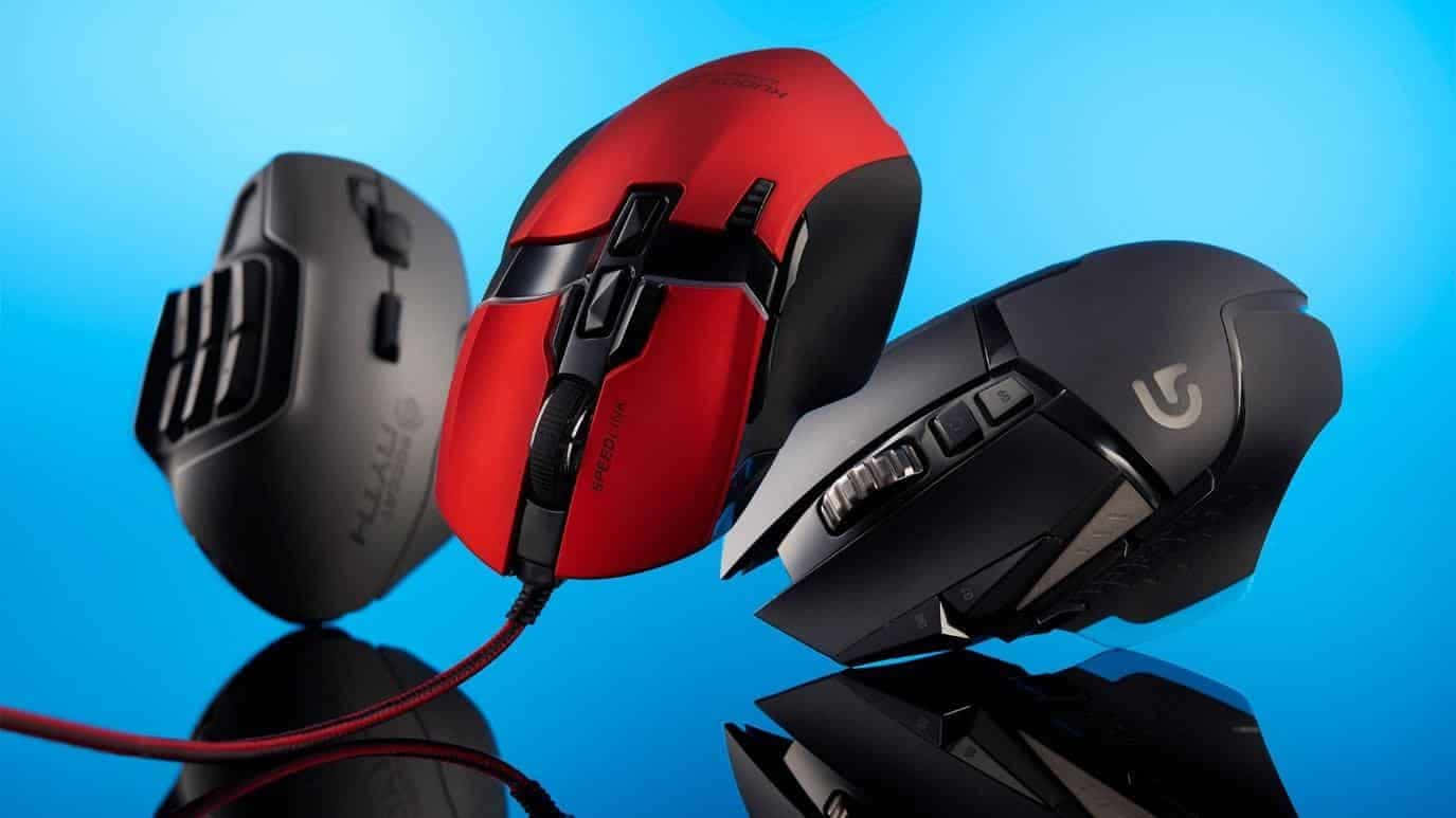 Gaming Mice 桌布 壁紙 — 三隻灰色、紅色和黑色的遊戲滑鼠懸浮在帶有反射表面的鮮豔藍色背景上。