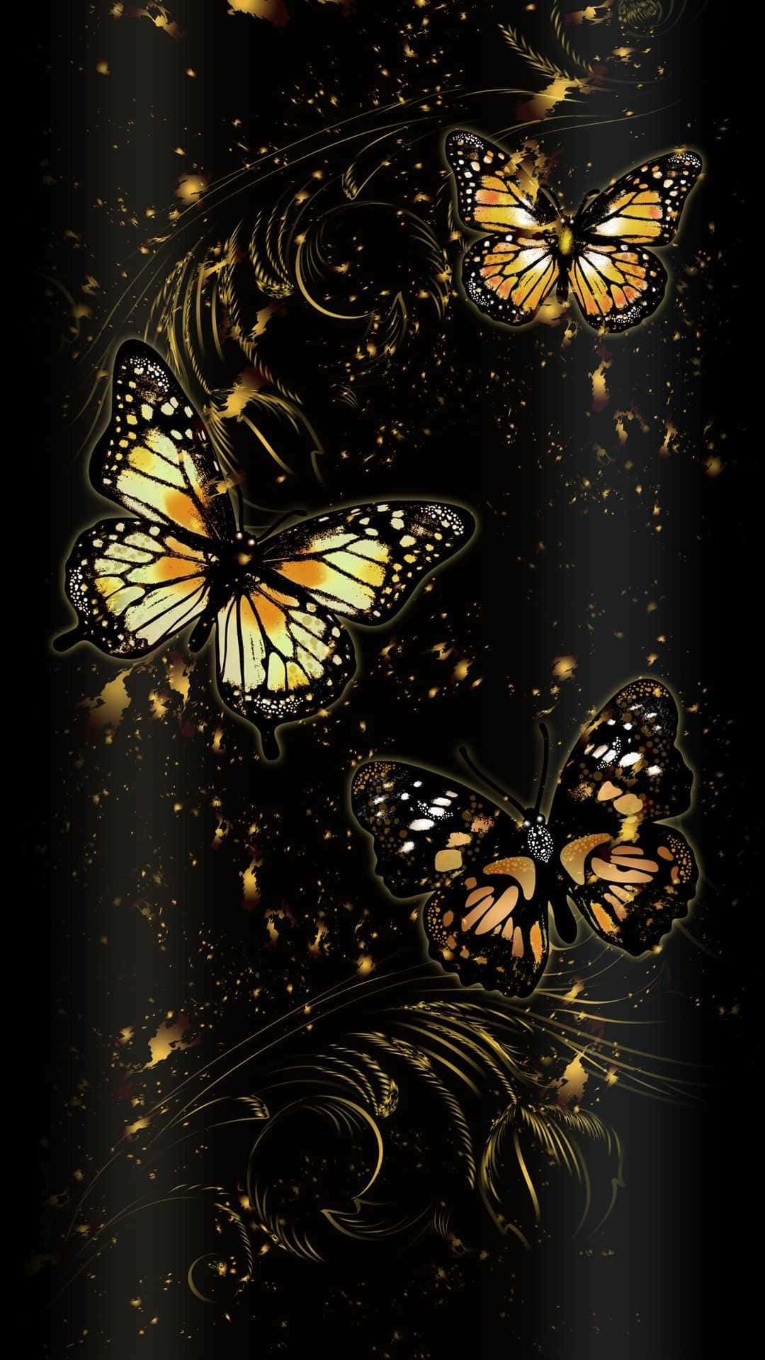 Glitter Butterfly 桌布 壁紙 — 三隻發光的帝王斑蝶帶有黑色輪廓，在深黑色背景上，於旋轉的金色粒子中飛舞。