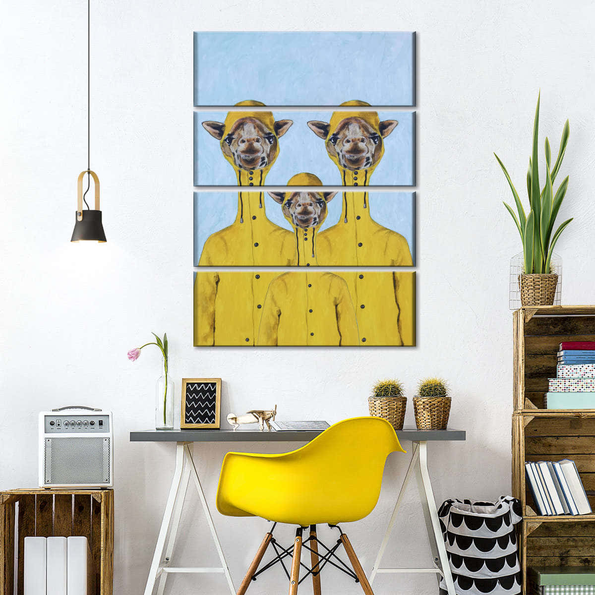 Yellow Raincoat 桌布 壁紙 — 三隻穿著黃色雨衣的長頸鹿從現代書桌和配套黃色椅子上方的多面板牆藝術中凝視。