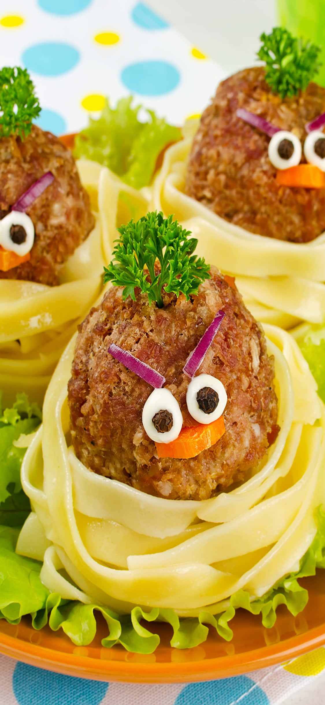 food iPhone 桌布 壁紙 — 三隻肉丸小鳥，頭戴歐芹冠，嘴插胡蘿蔔喙，巢居於生菜床上的義大利寬麵條中。
