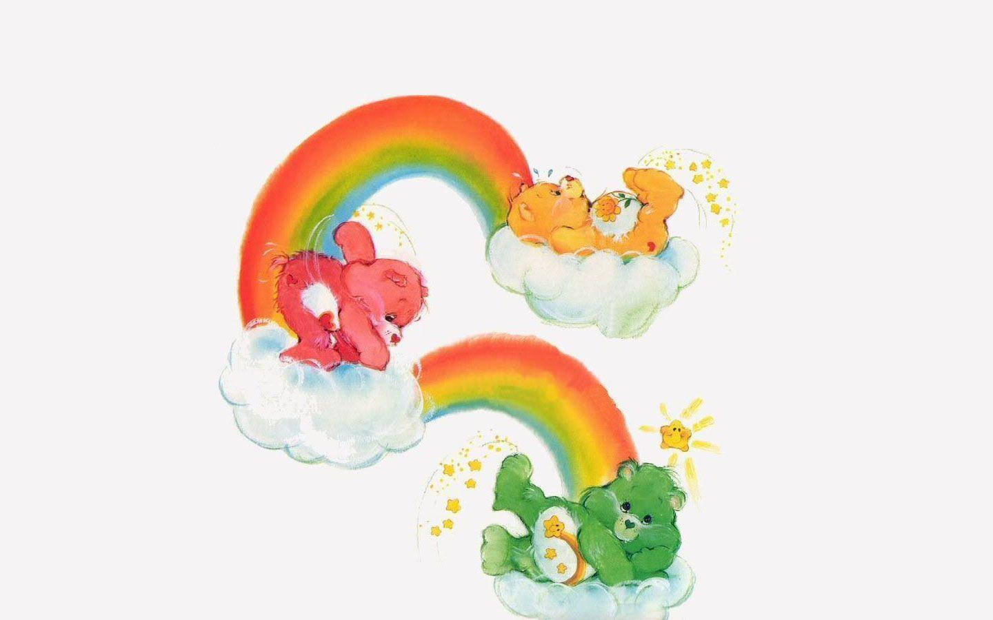 彩虹熊 桌布 壁紙 — 三隻色彩繽紛的Care Bears在柔軟的白色背景上，於鮮豔的彩虹下躺在蓬鬆的雲朵上休息。