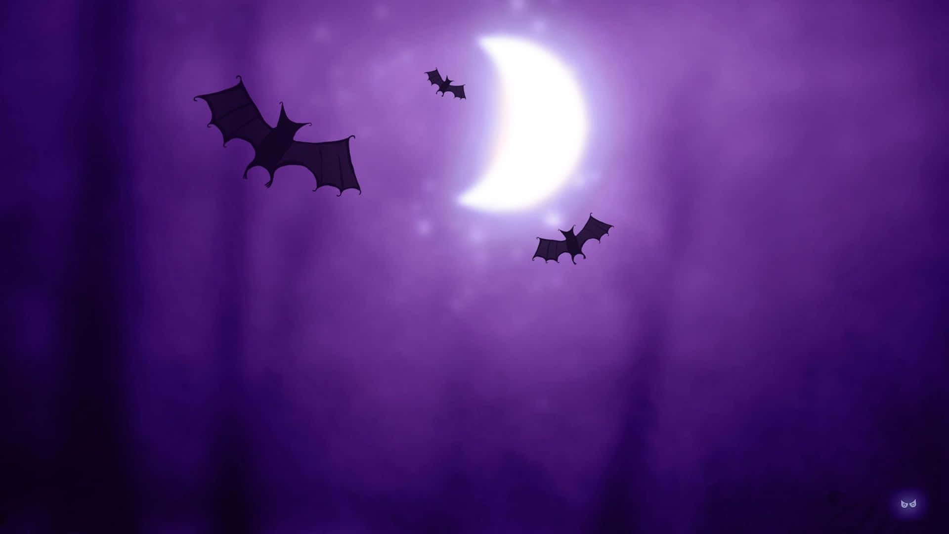 Spooky Halloween 桌布 壁紙 — 三隻蝙蝠在霧氣瀰漫的紫色夜空中，朝著發光的彎月翱翔。