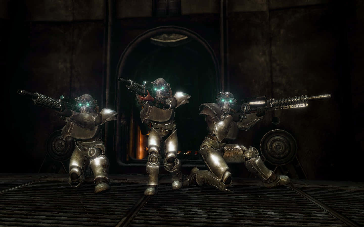 Fallout Brotherhood Of Steel 桌布 壁紙 — 三隻裝甲機器人，眼睛發出綠色光芒，在黑暗的工業艙中跪著，將武器瞄準前方。